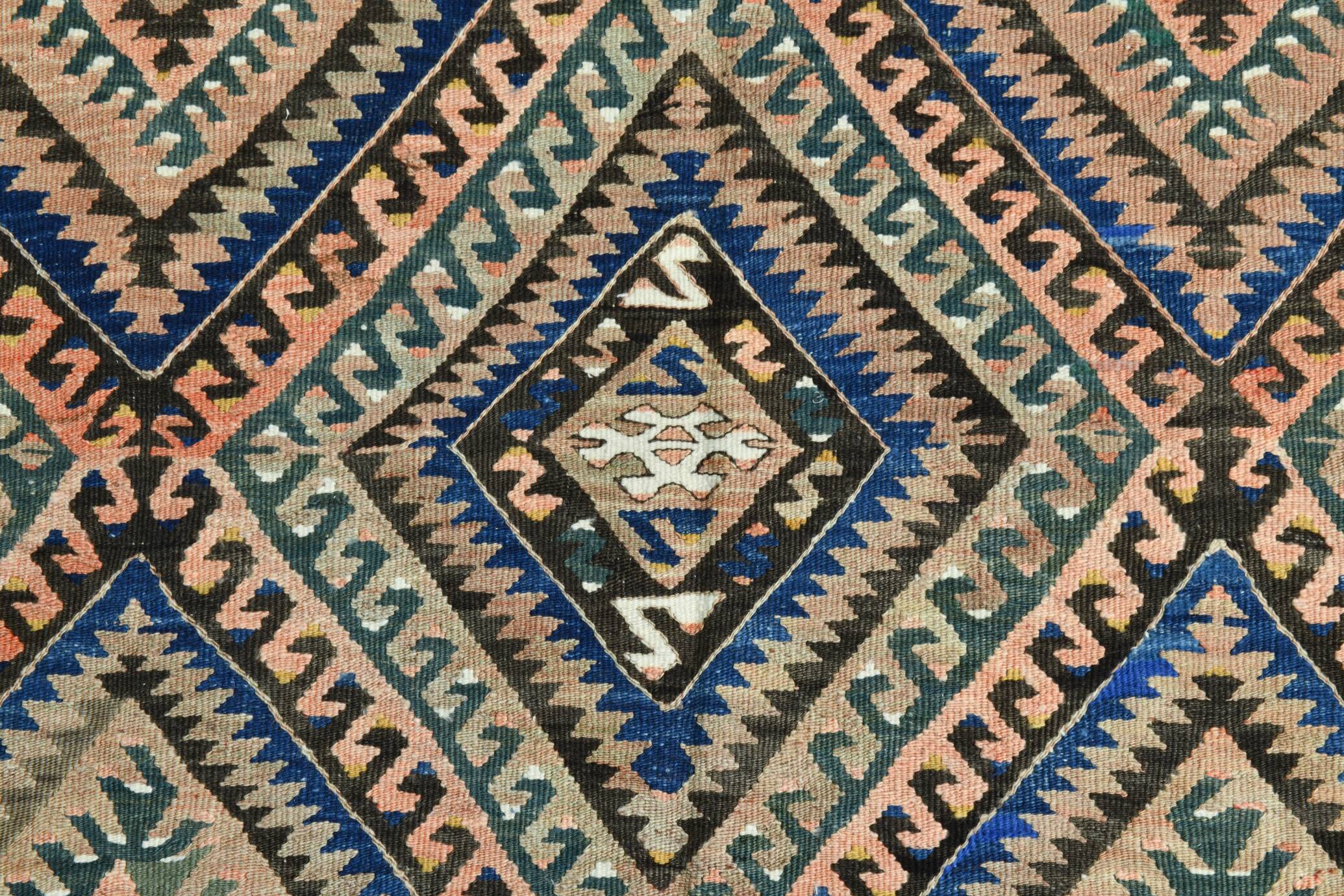 Tapis kilim ancien à losanges géométriques, Dominante bleue et tons nature