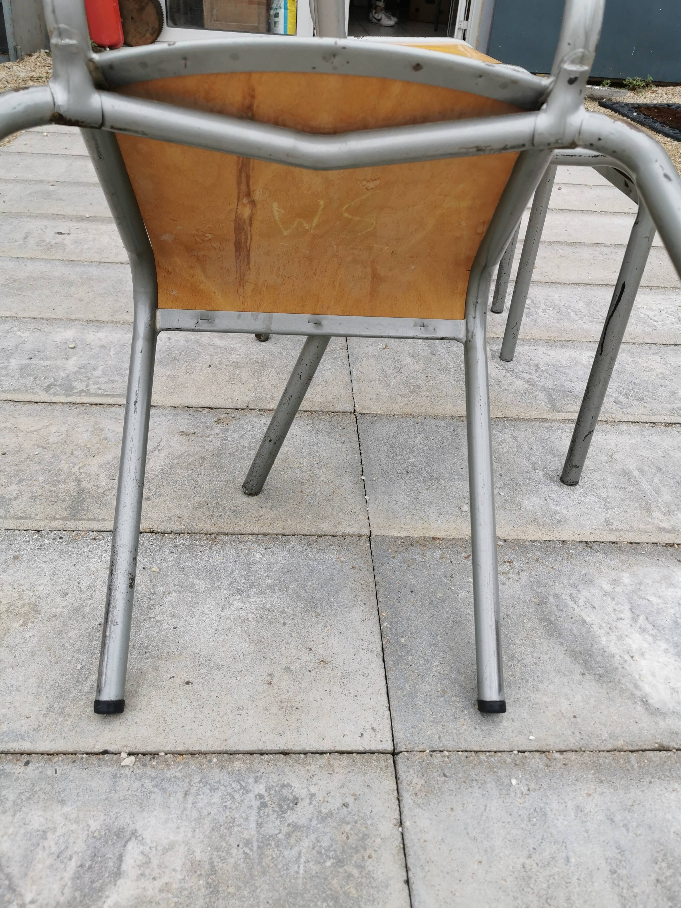 Lot de trois chaises d'école vintage