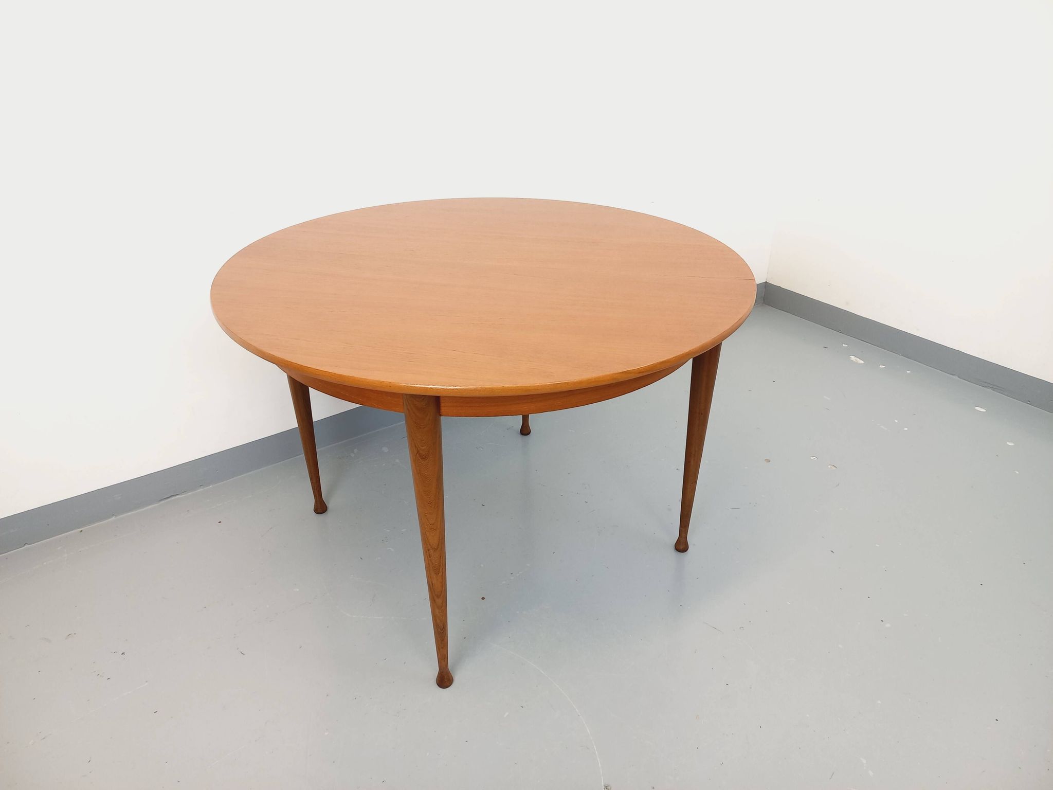 Round dining table in vintage Scandinavian style from the 50s and 60s in teak.