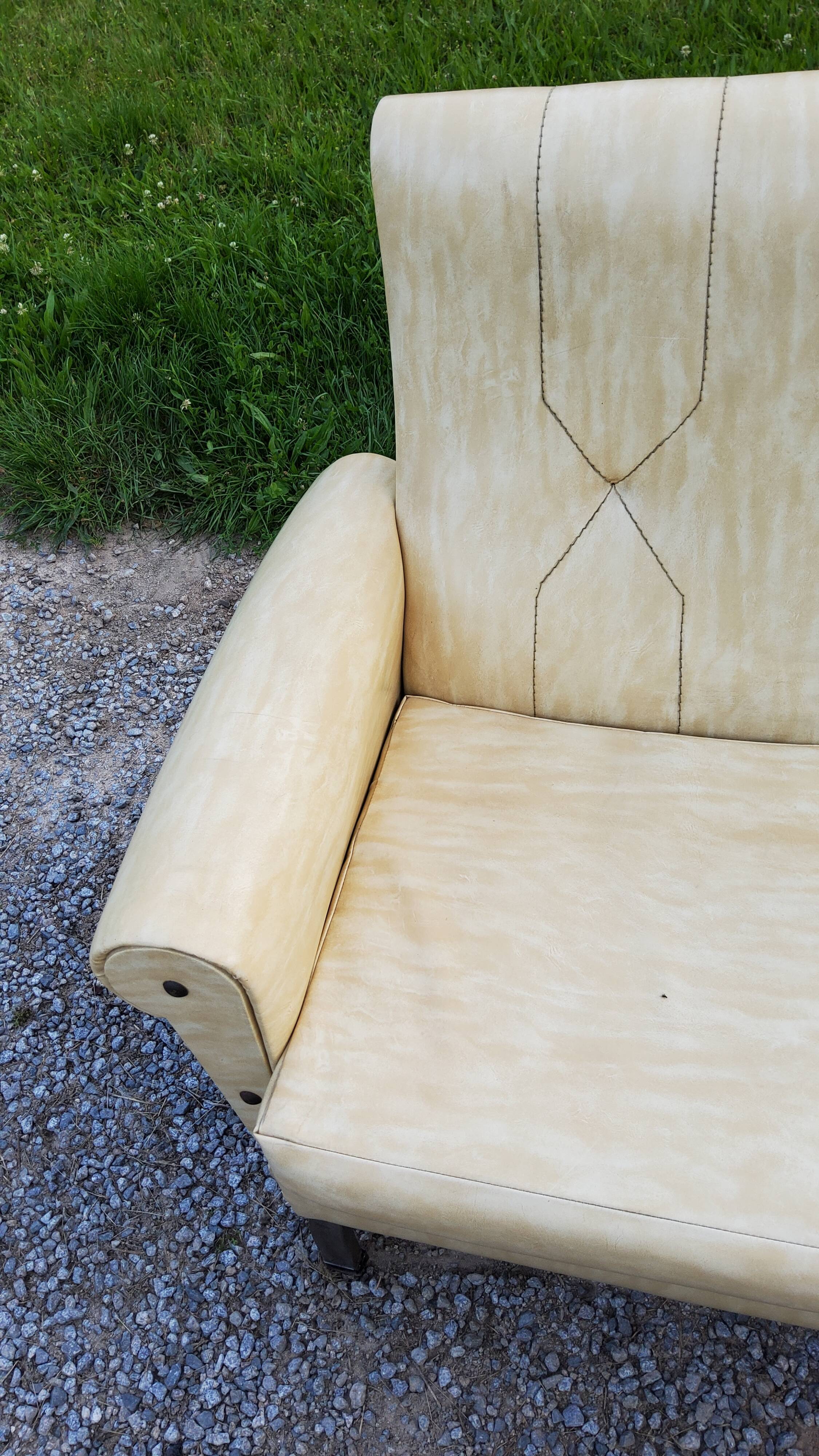Fauteuils et canapé des années 60/70 en moleskine et piètement chromé sur ressorts