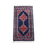 Tapis en laine bleu foncé – 139 x 66 cm