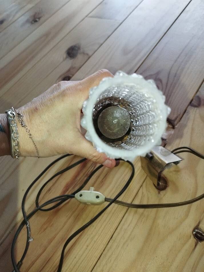 Vintage wall light in brass and textured glass – 60s/70s style