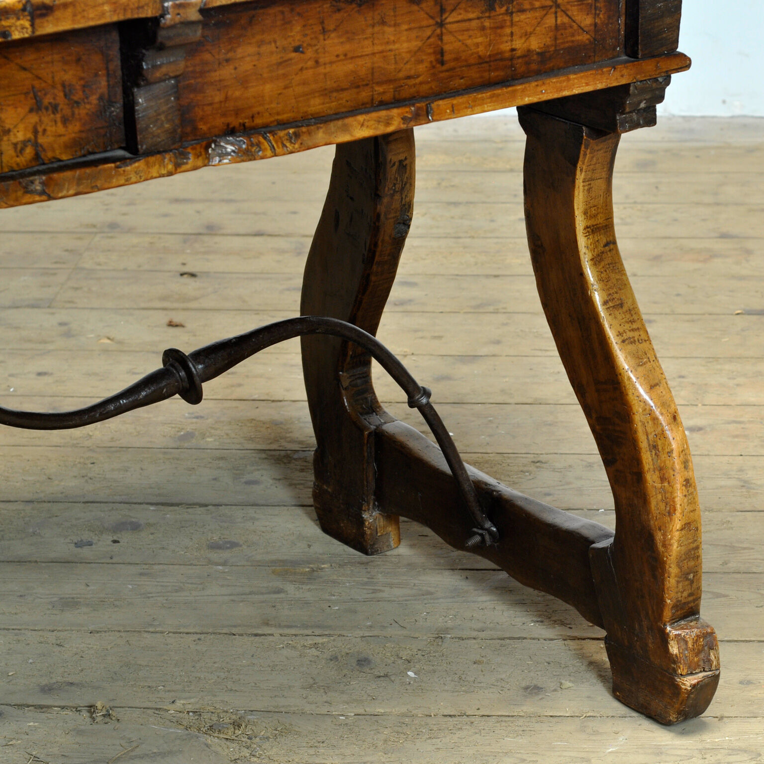 17th-century Spanish walnut table