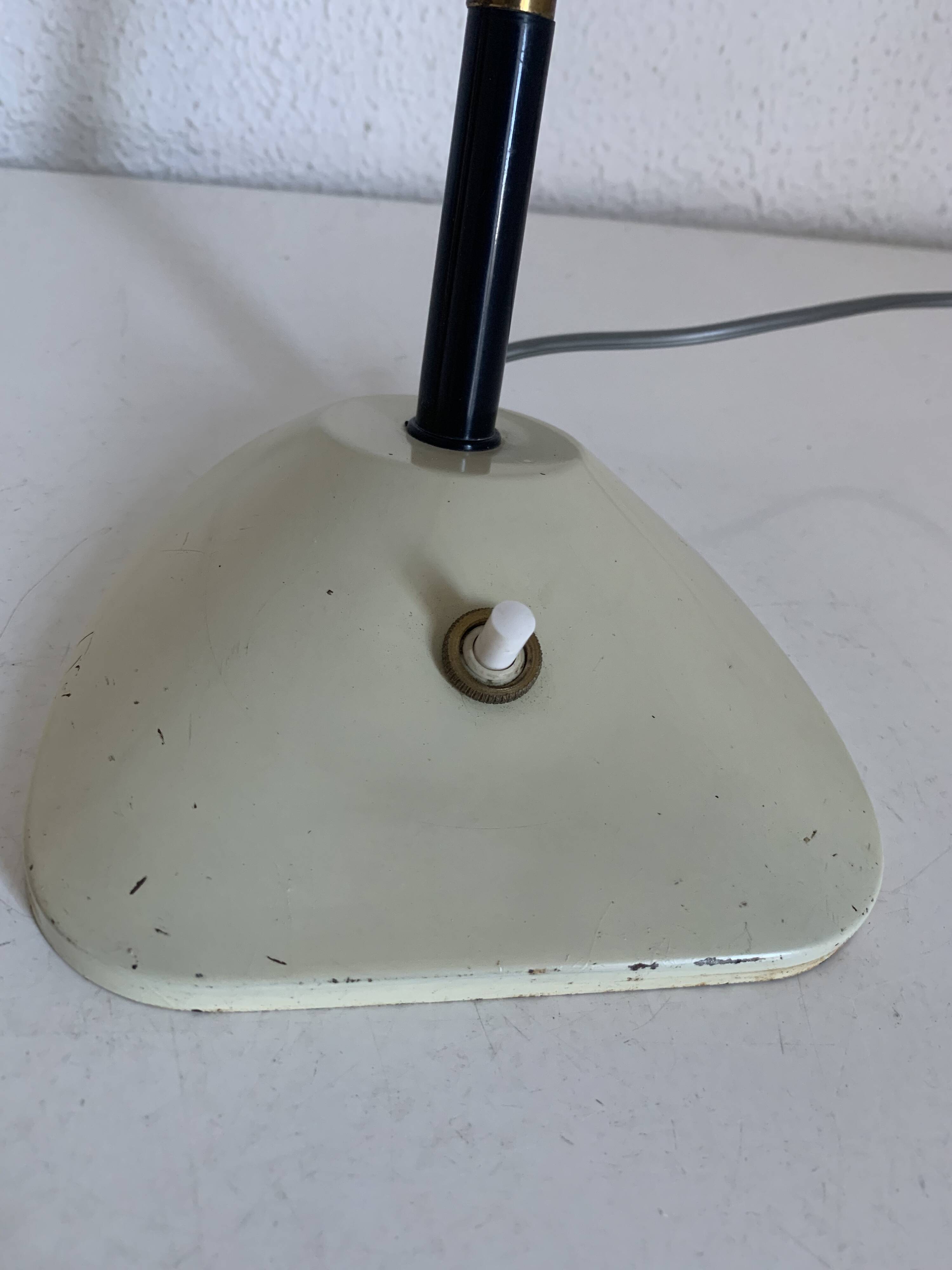 Lampe de bureau en métal laqué écru et doré, 1950