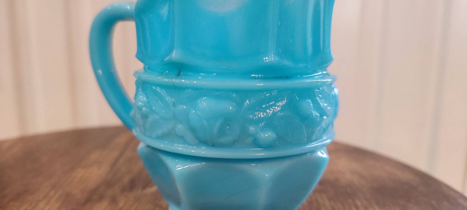 Pichet , crémier en opaline vintage