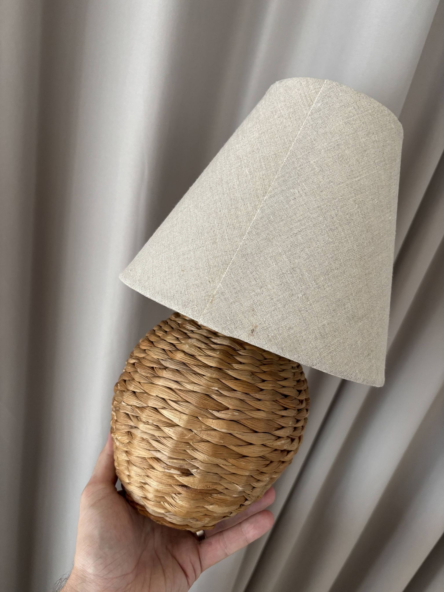 Lampe de table vintage en rotin tissé avec abat-jour en lin