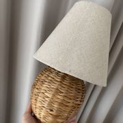 Lampe de table vintage en rotin tissé avec abat-jour en lin