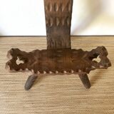 Chaise tripode espagnole vintage en bois sculpté