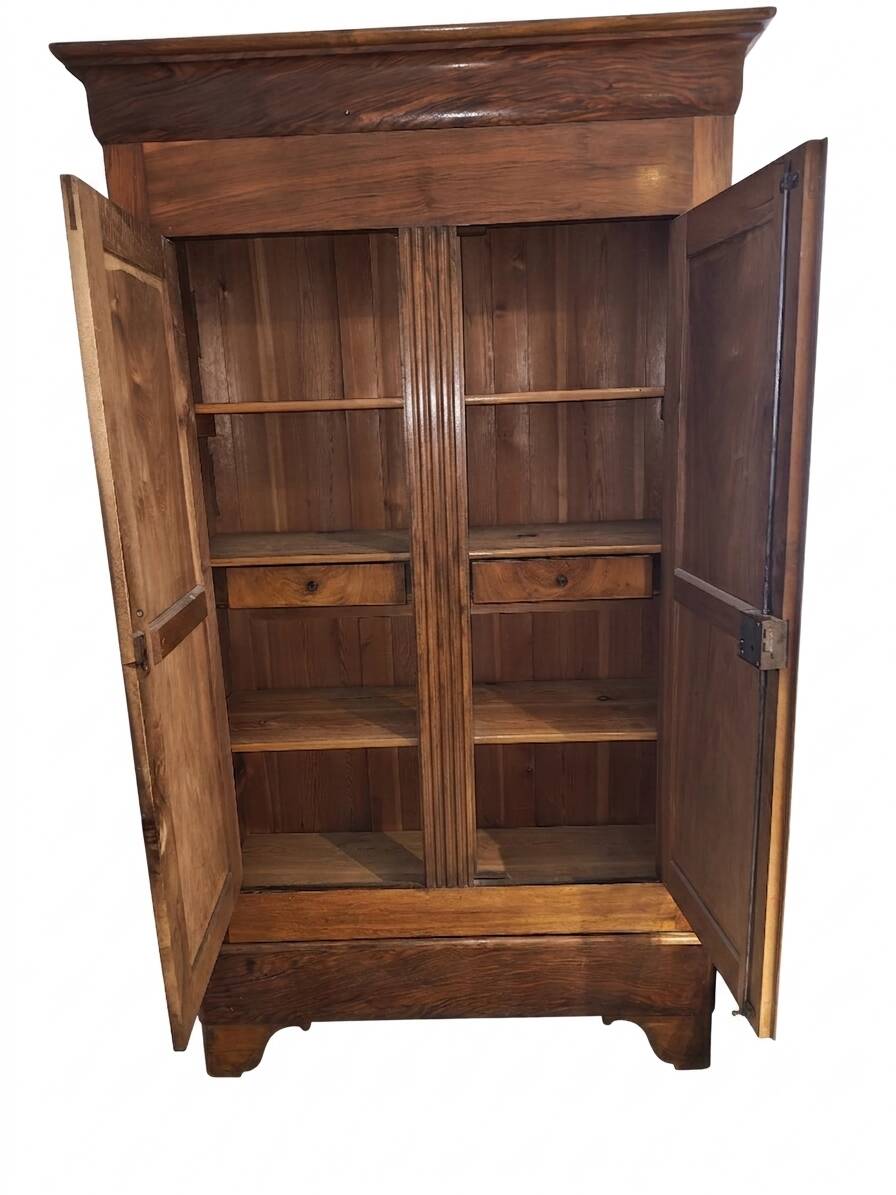 Armoire ancienne en noyer massif – Style authentique