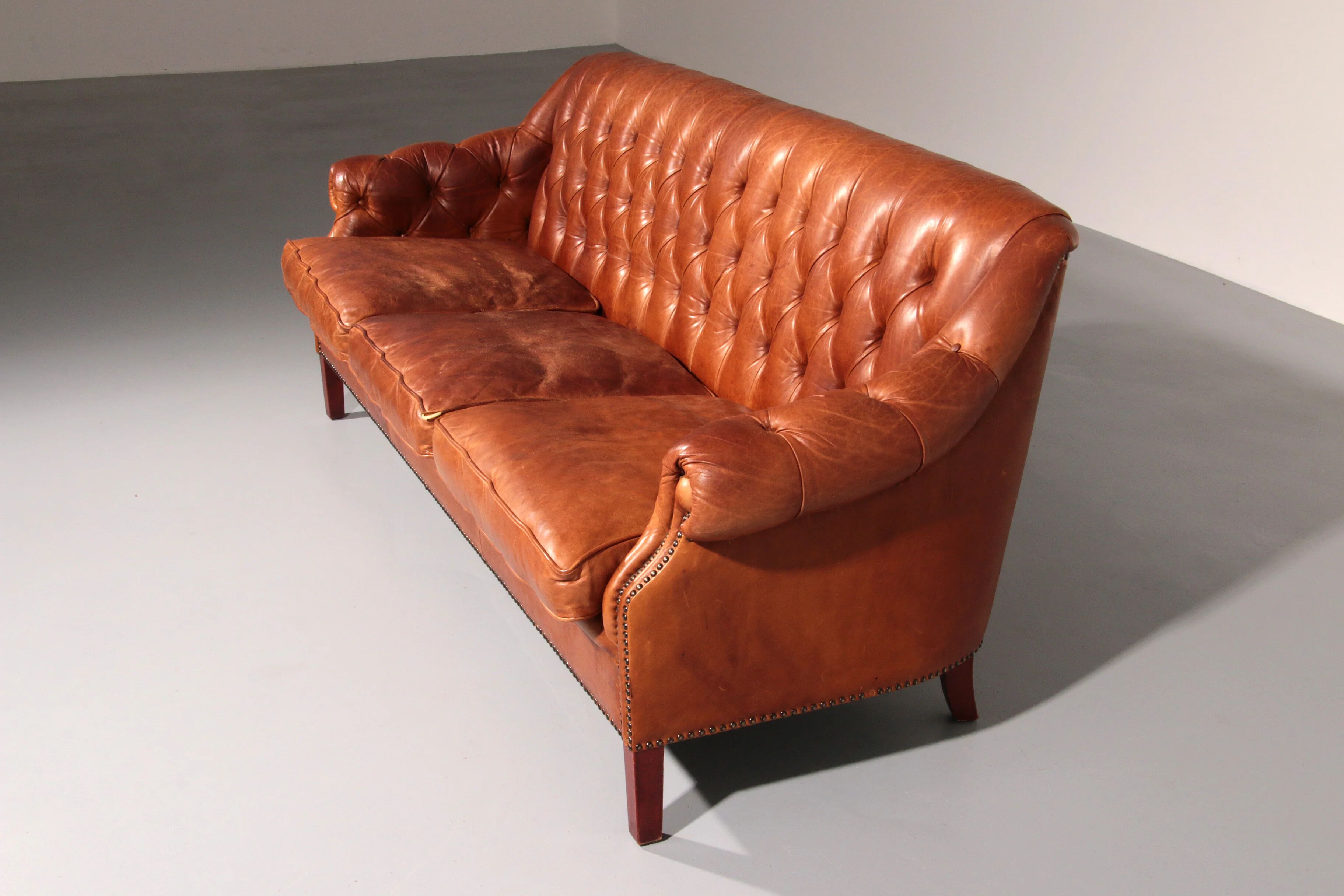 Canapé Chesterfield en cuir vieilli