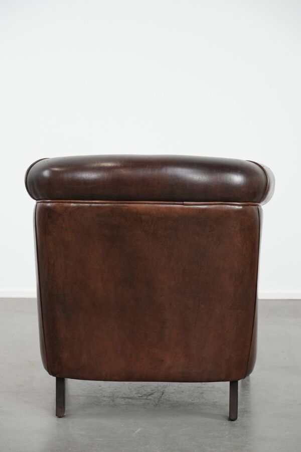 Fauteuil club vintage marron foncé de style anglais en cuir de peau de mouton.