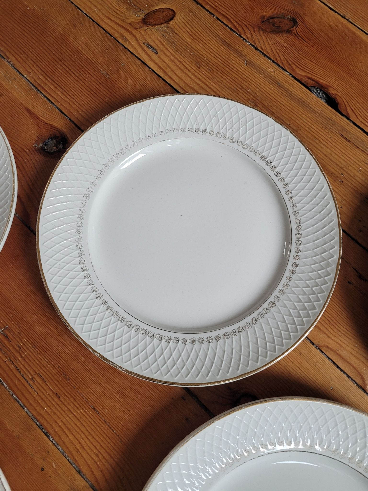 Set of 8 L'Eclat L'Amandinoise flat plates