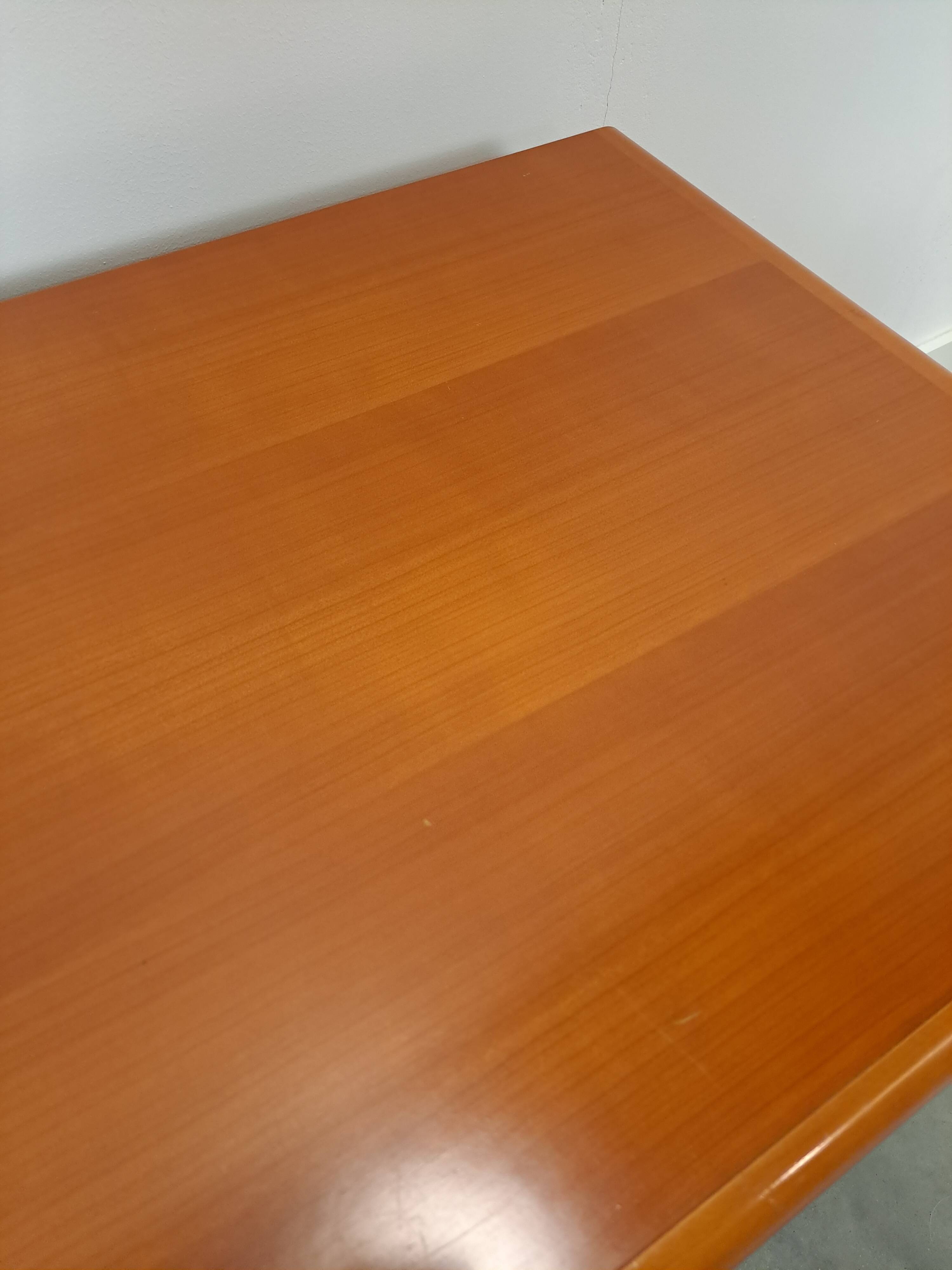 Teak ladekast met zwarte metalen grepen, tv meubel