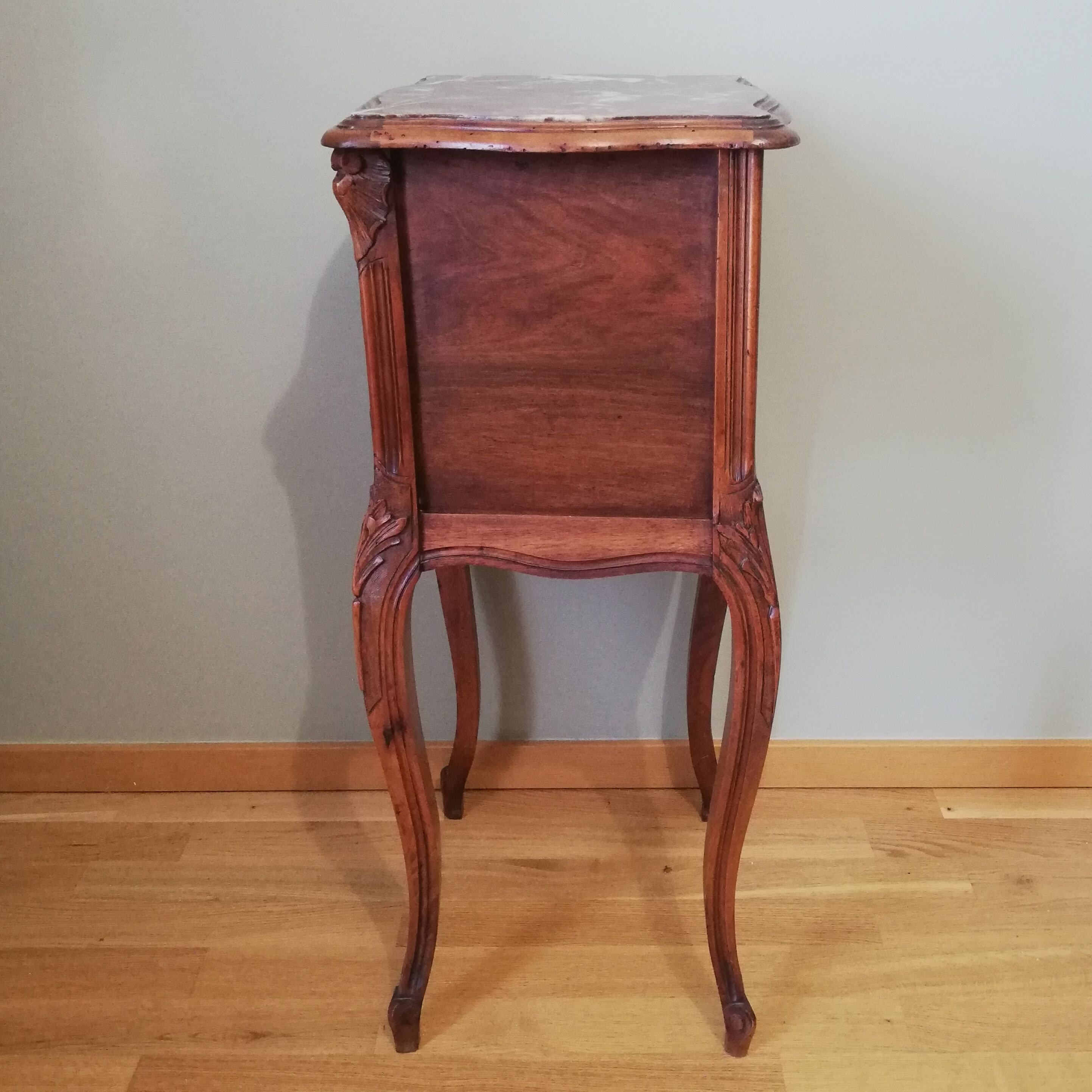 Table de chevet en bois et dessus marbre de style Louis XV