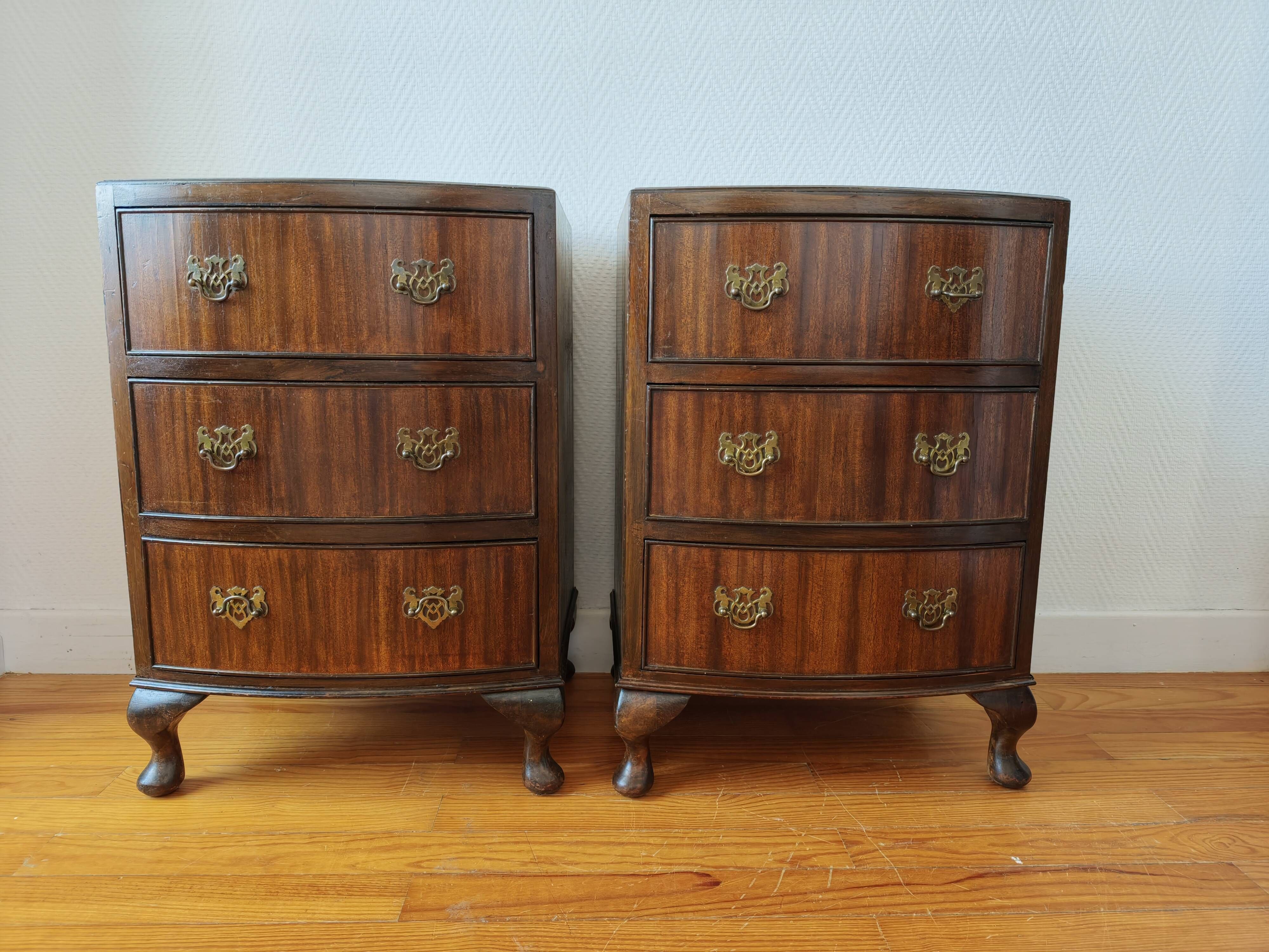 Paire de petites commodes anglaises style Queen Anne – années 1950