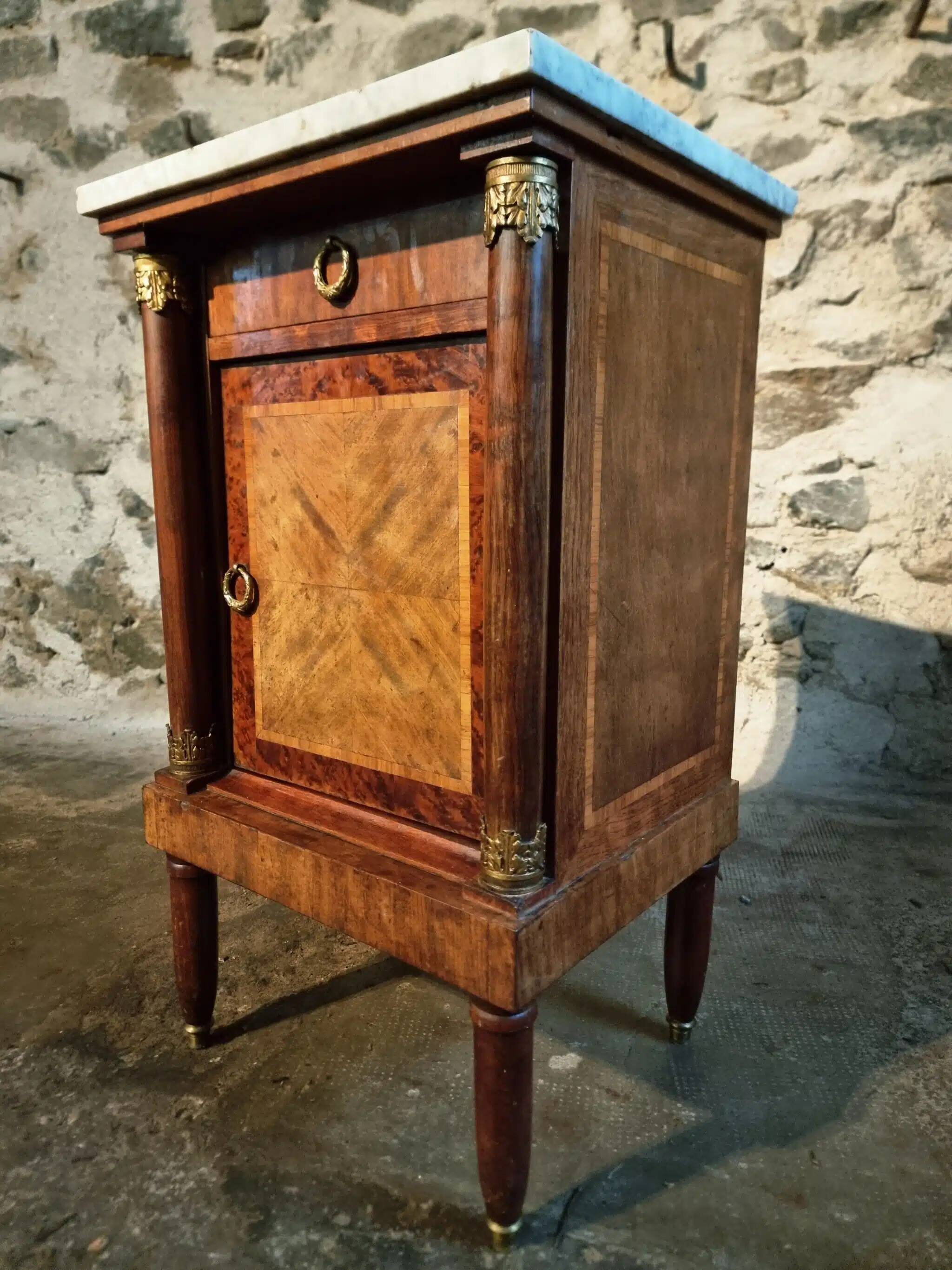 Table de chevet Empire français avec dessus en marbre