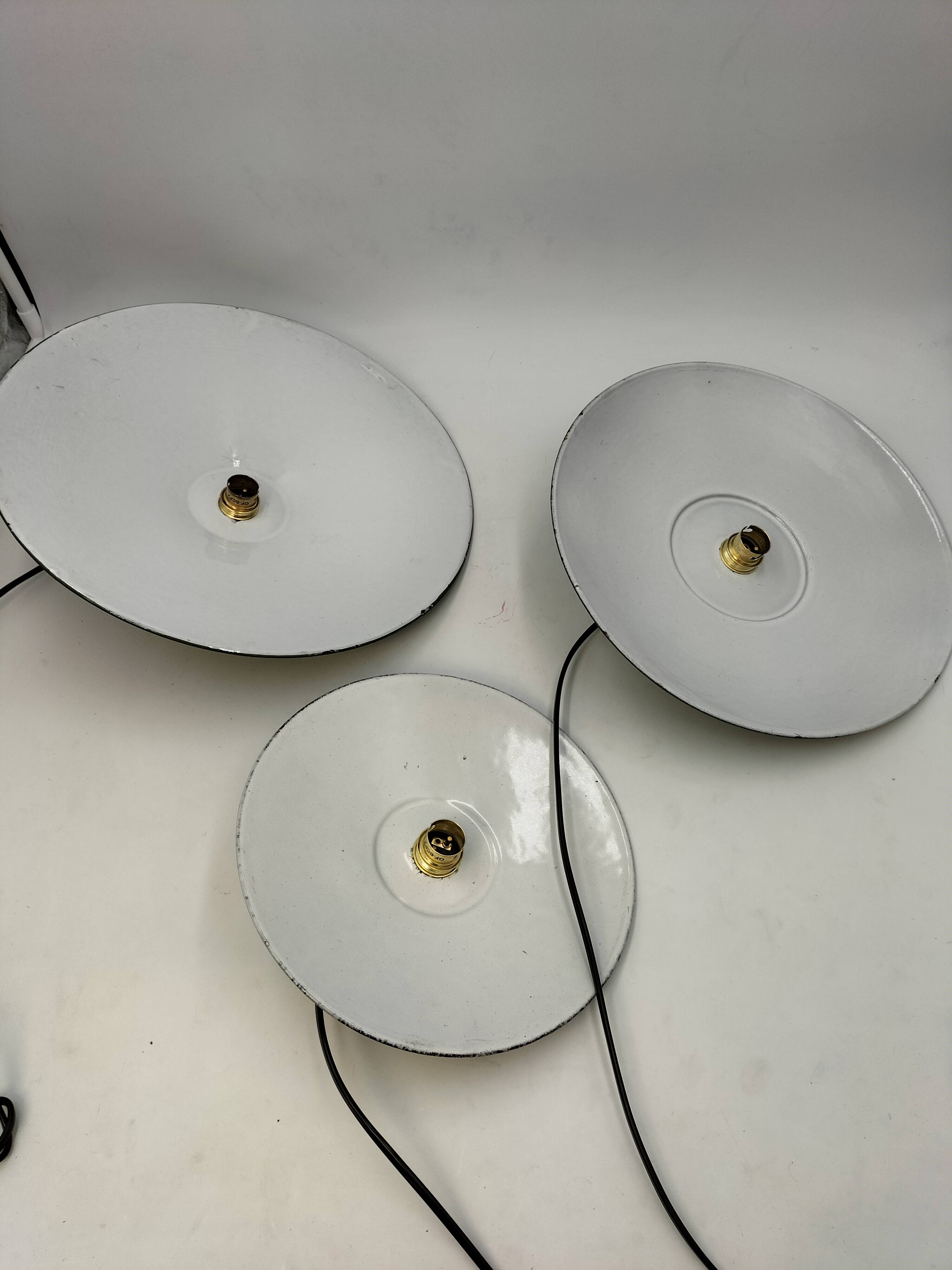 3 enamelled sheet metal suspensions