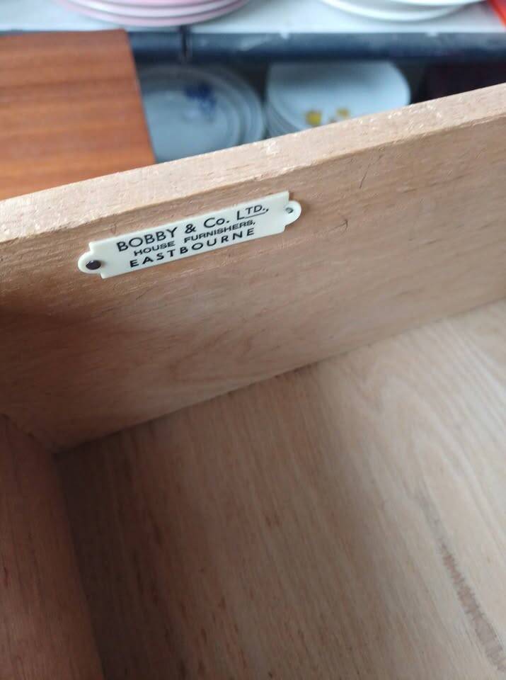 Commode ancienne en chêne, signée Bobby & Co Ltd.