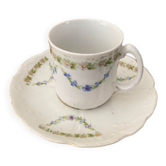 Tasse et soucoupe en porcelaine décor guirlande de fleurs