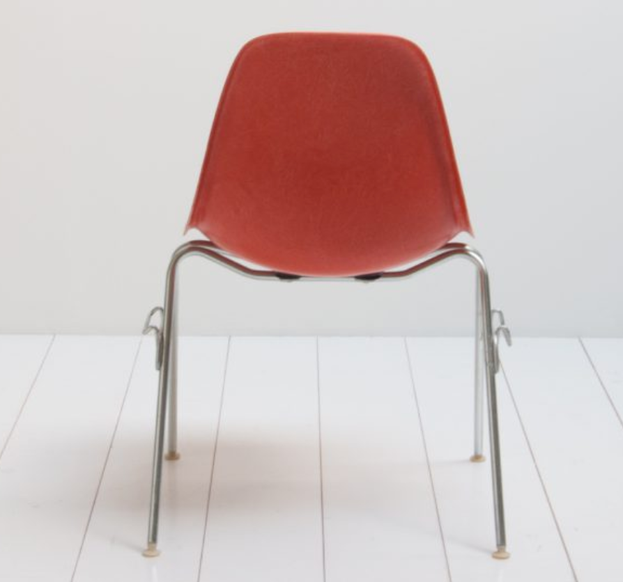 Chaise Eames produite par Herman Miller rouge