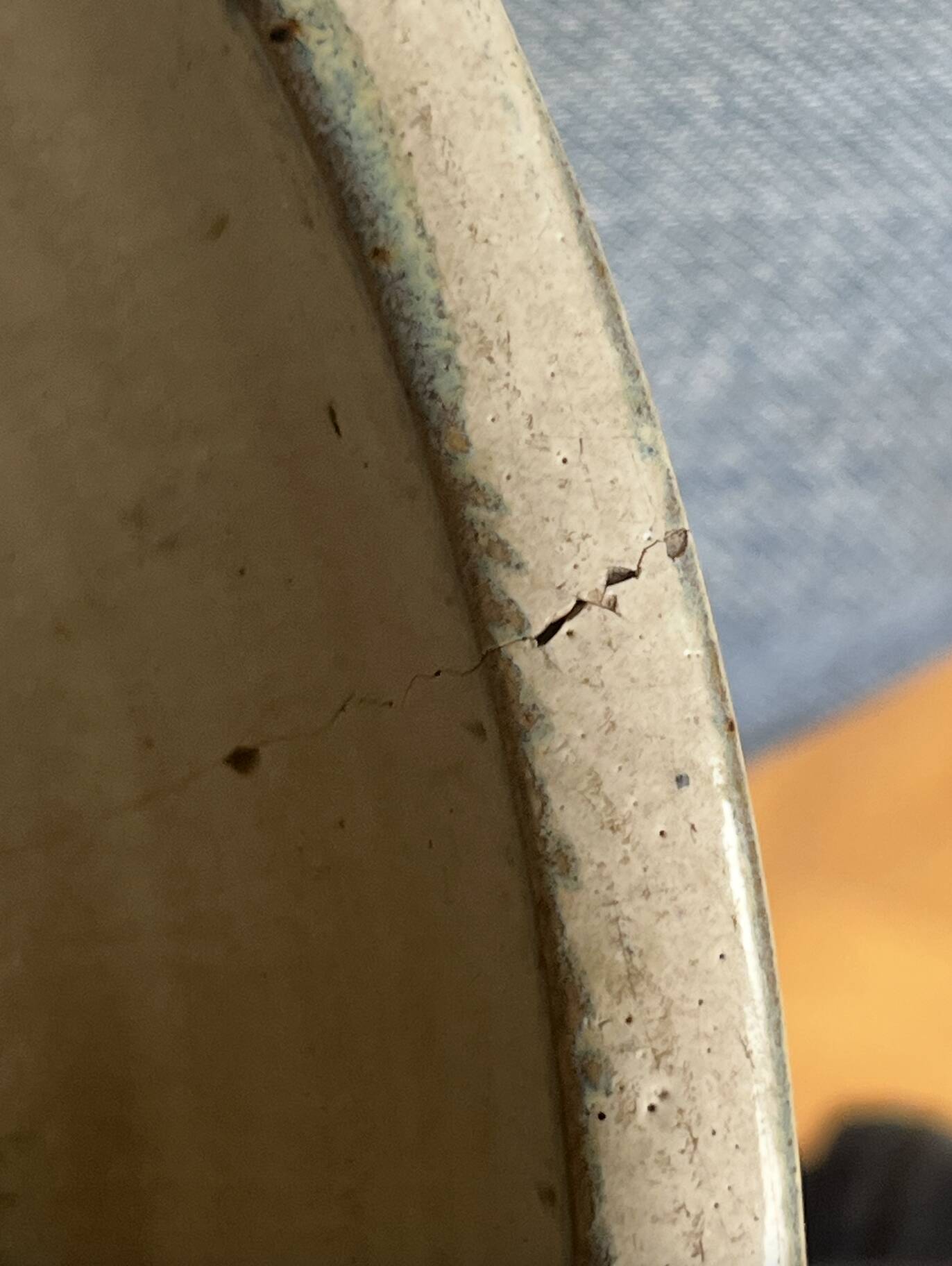 Shallow dish in stoneware, signed Yves Loiselet.