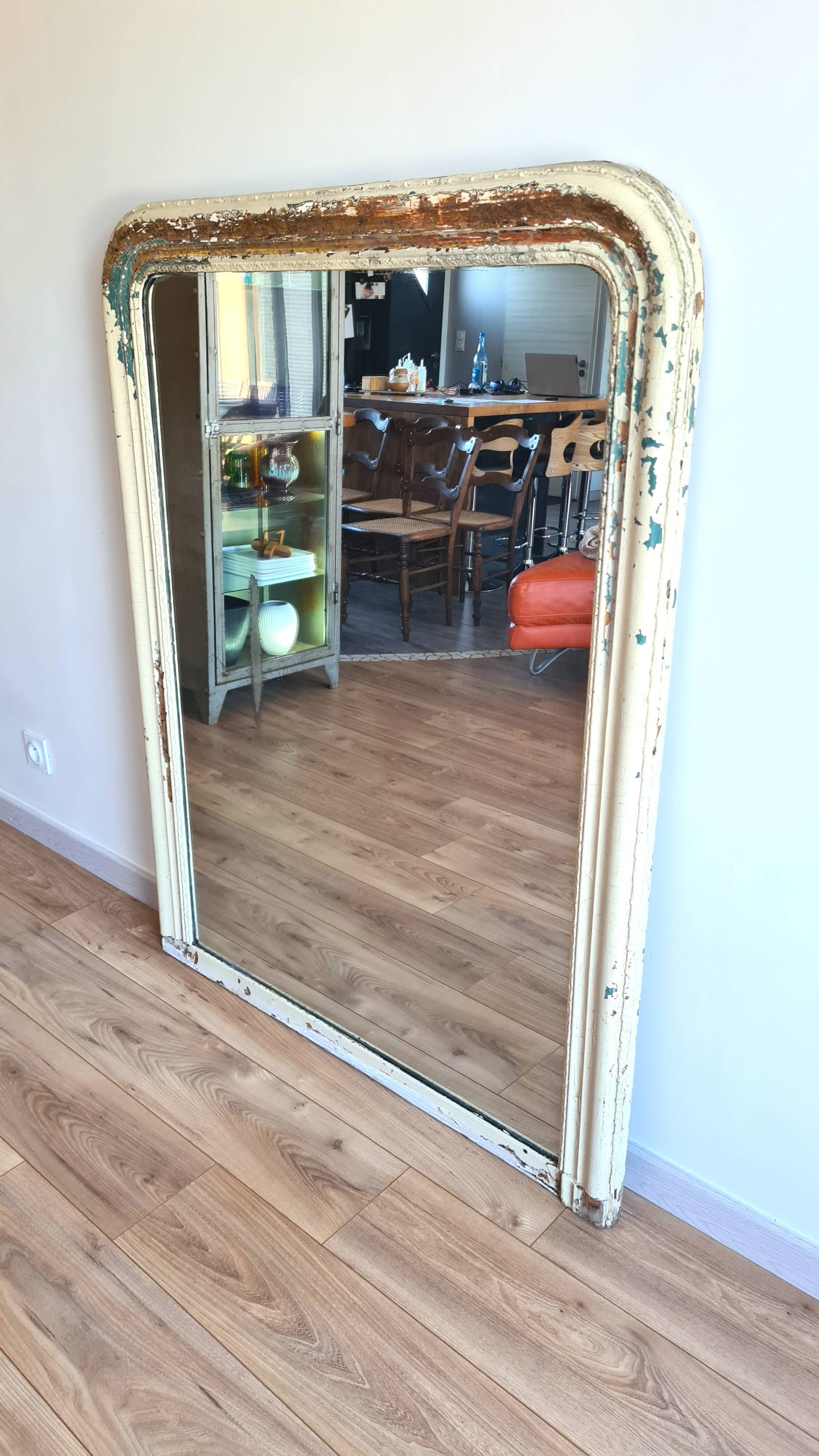 Large antique Louis-Philippe mirror with a patinated moulded wooden frame, 139 x 106 cm.