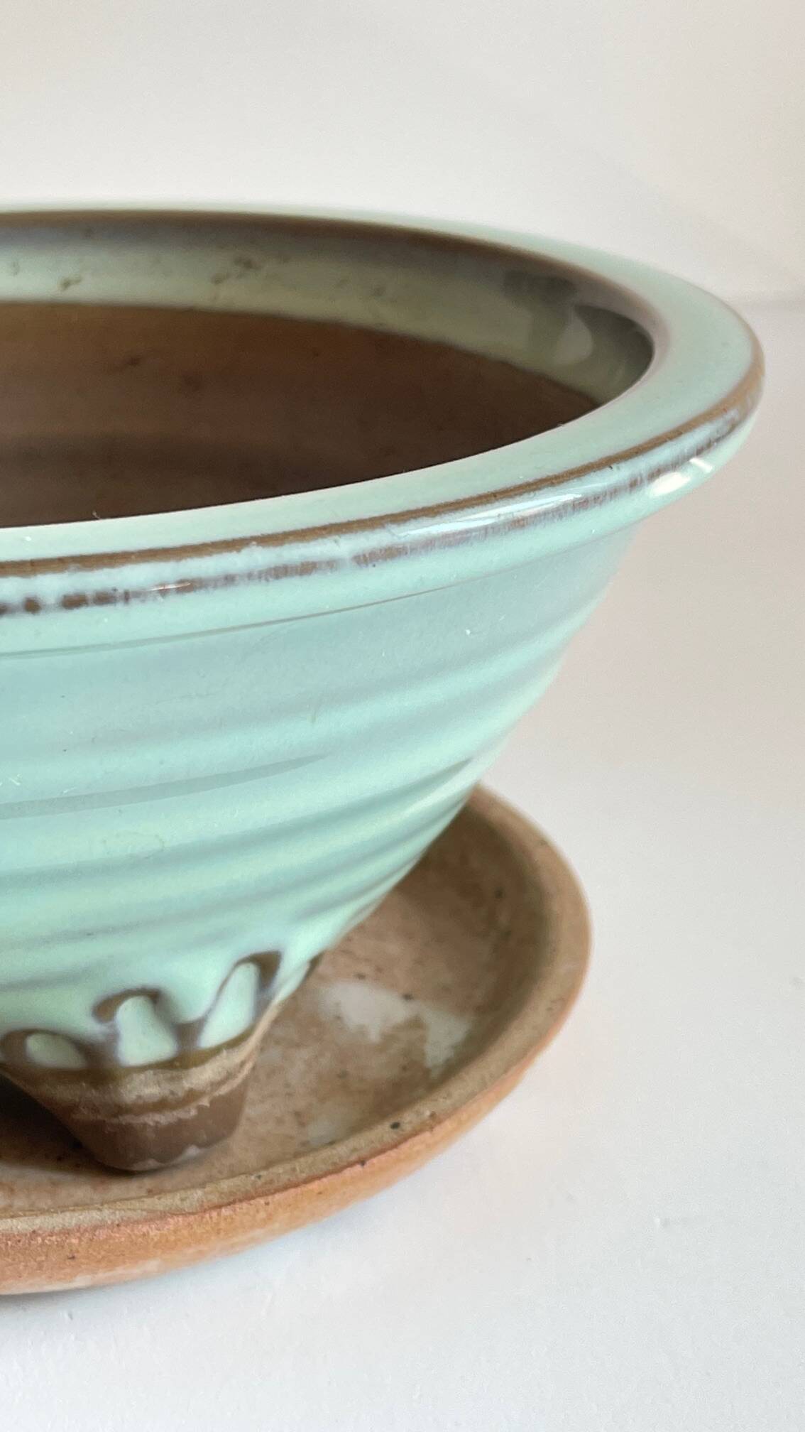 Pot tripode et soucoupe céramique vintage