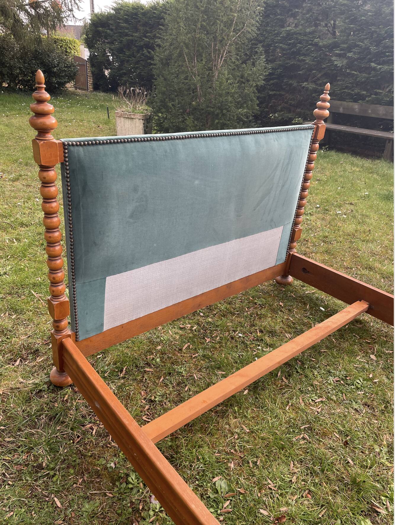 Wooden canopy bed with velvet headboard 190 cm / 140 cm
