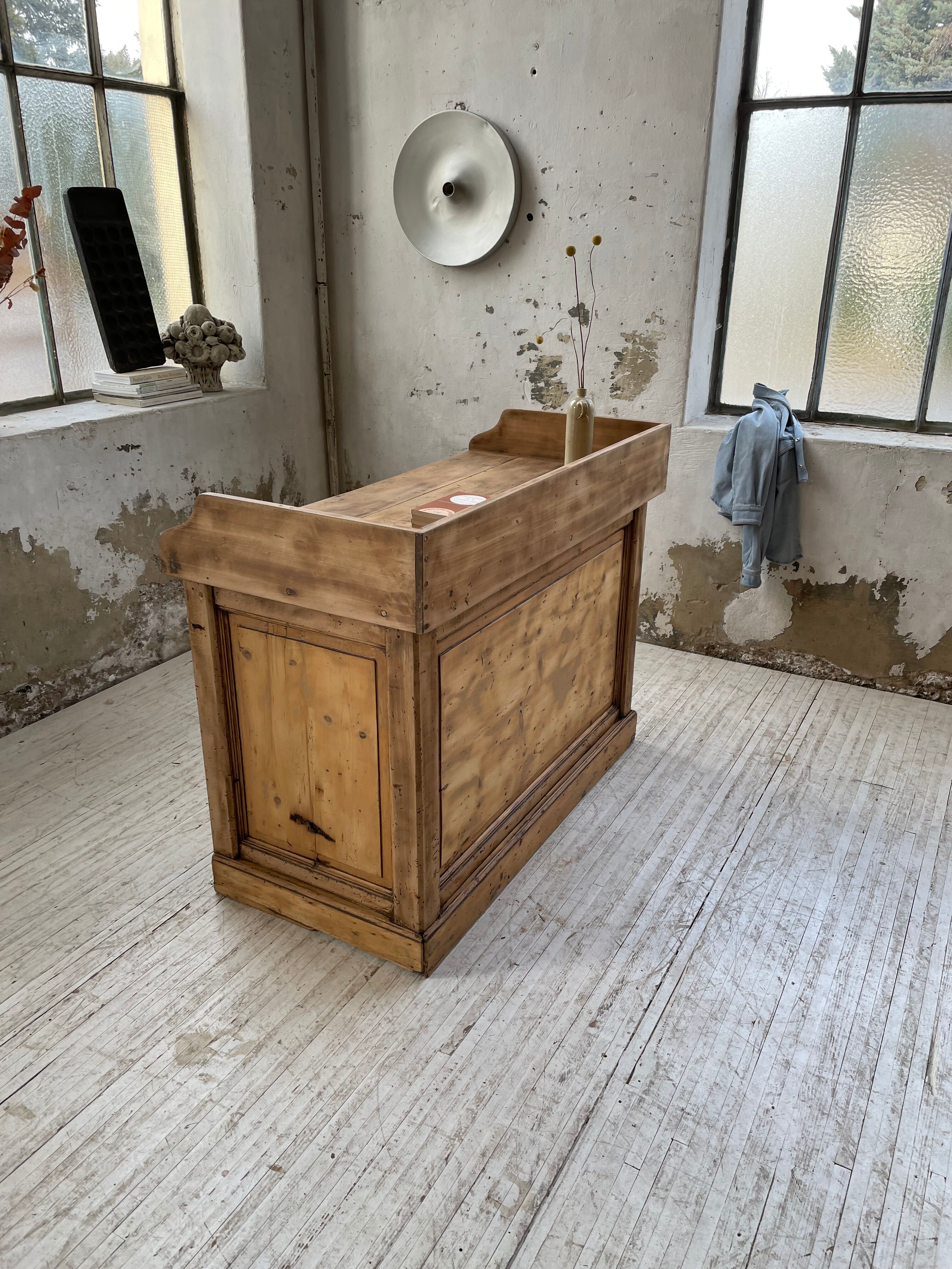 Trading counter central island pine