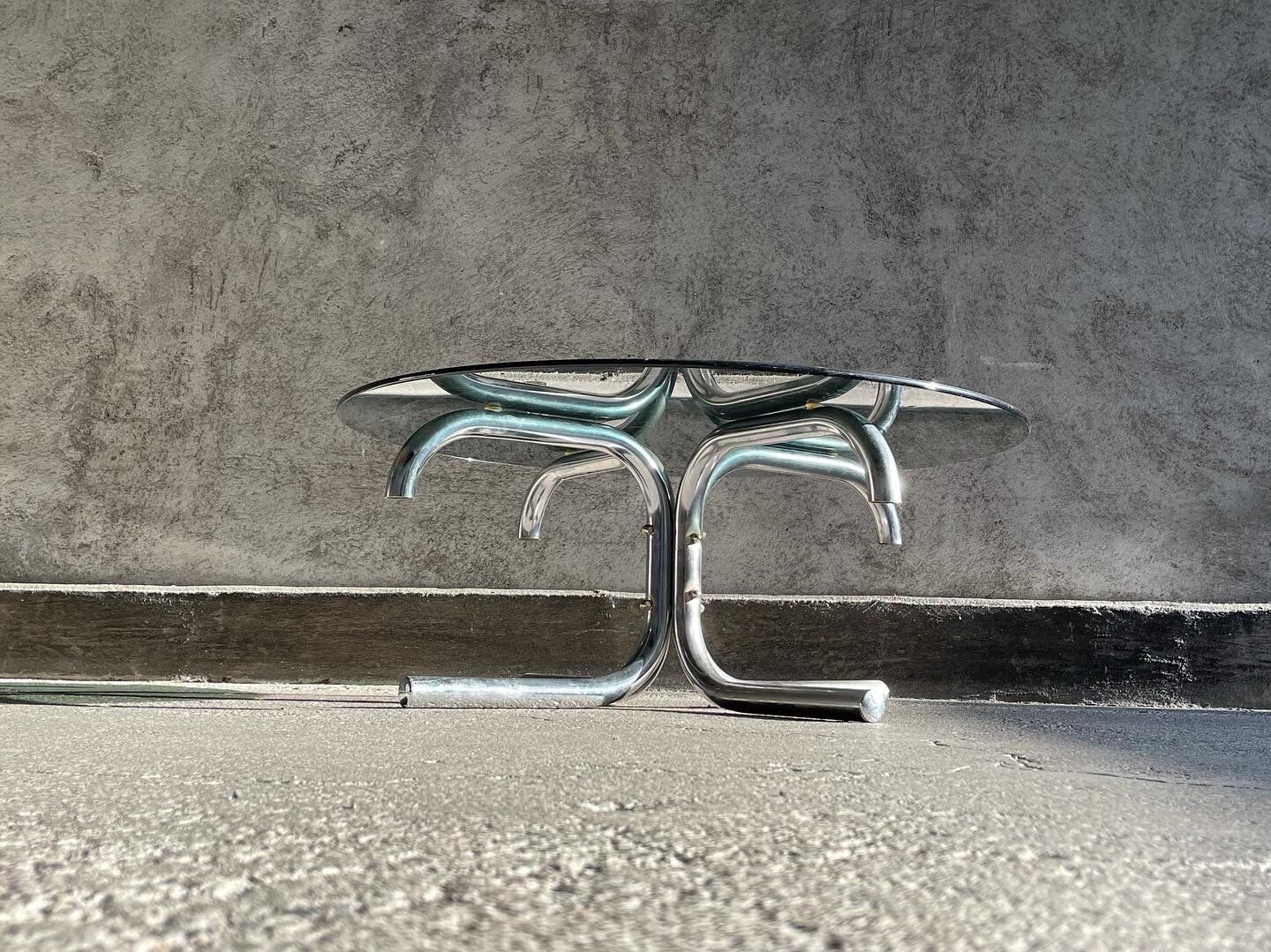 Table basse ronde en métal chromé et verre fumé,1970s