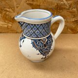 Ancien pichet en céramique blanche et bleue