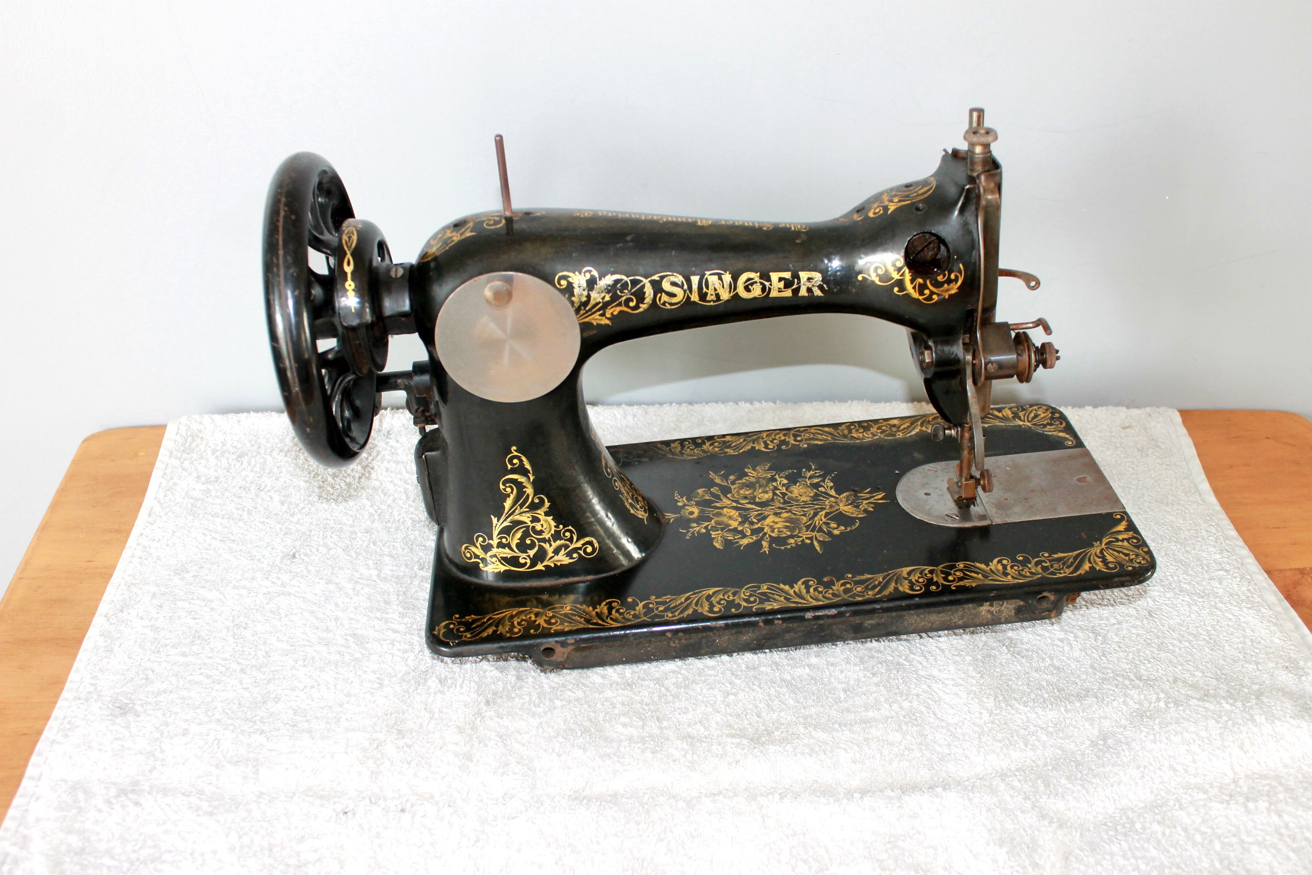 Singer sewing machine early twentieth century