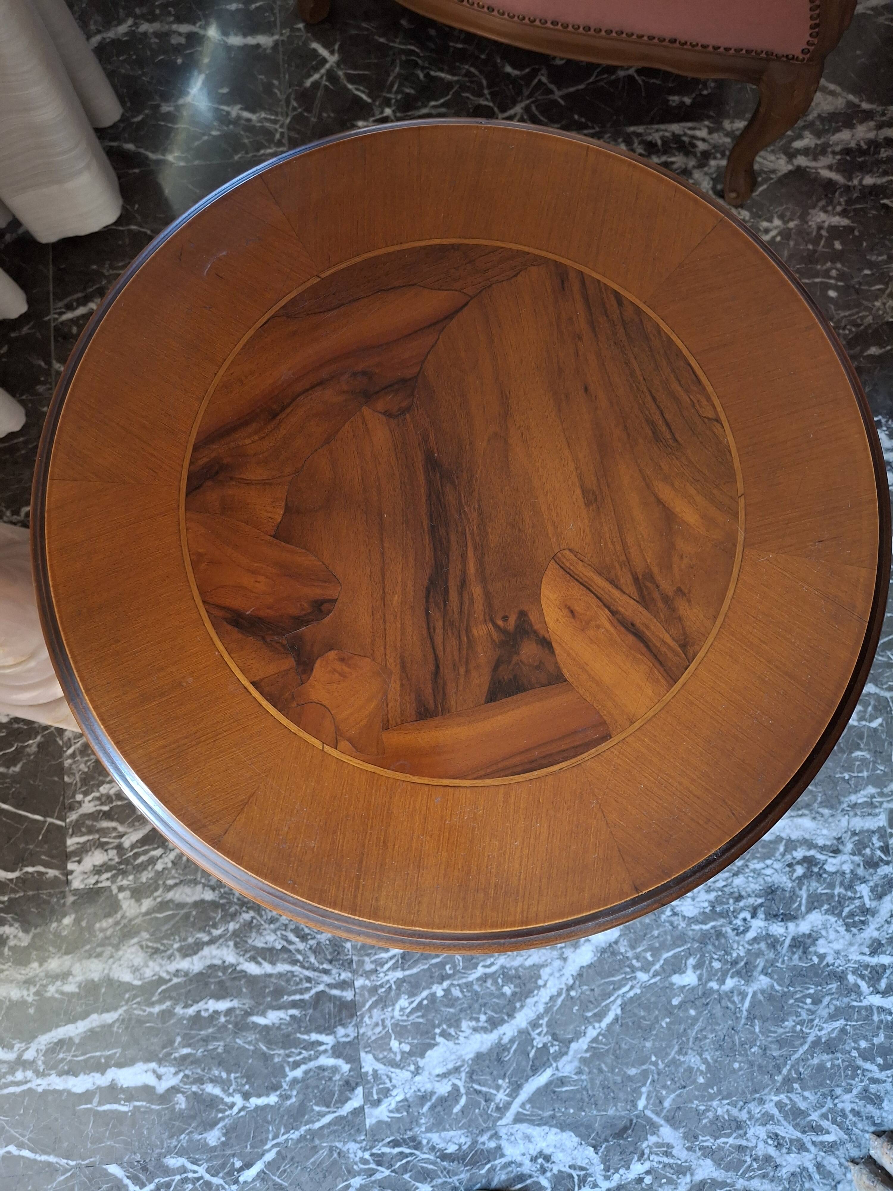1960s Italian round side table in marquetry wood.