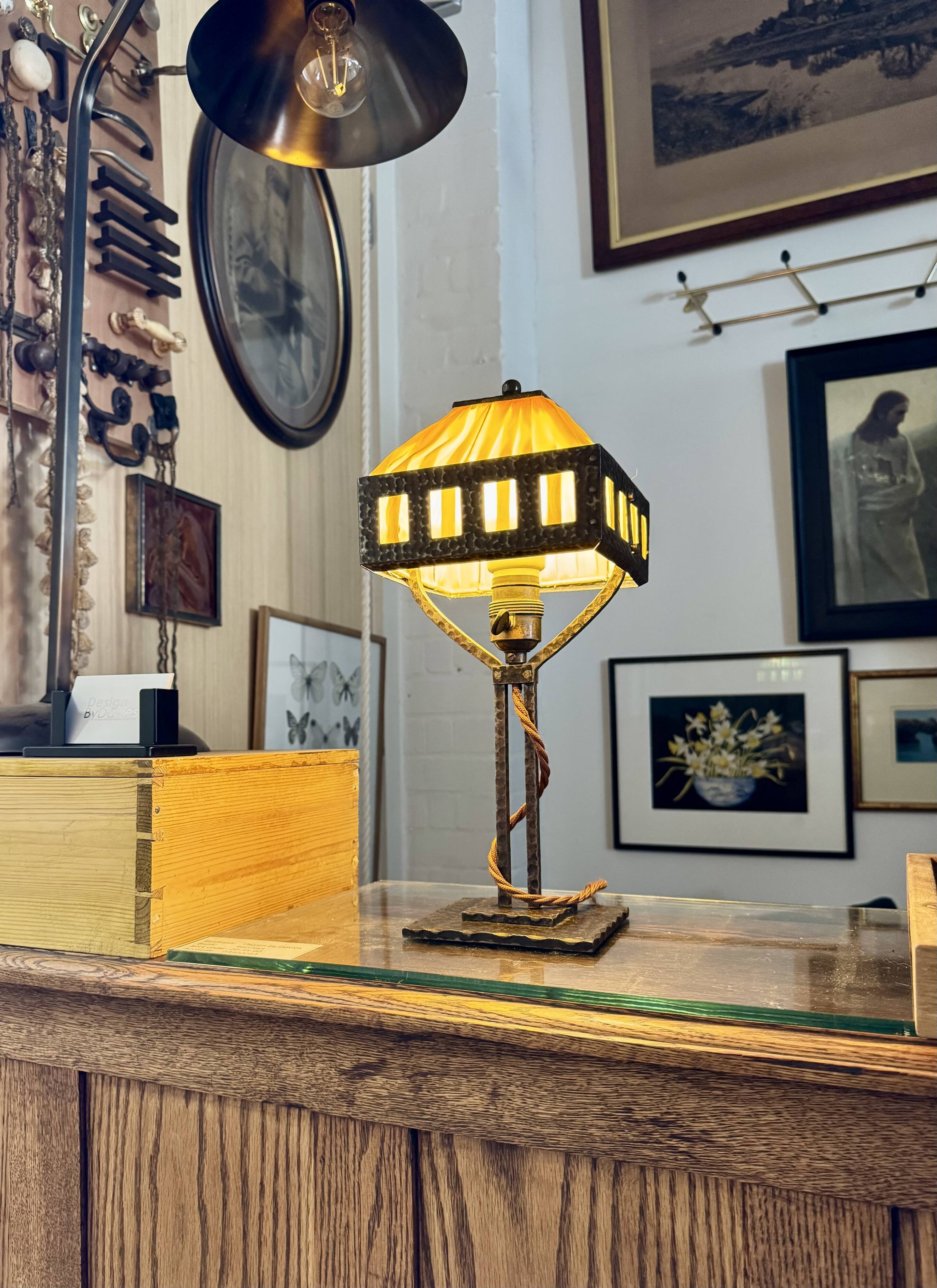 Lampe de table suédoise Arts and Crafts par Arvid Böhlmarks