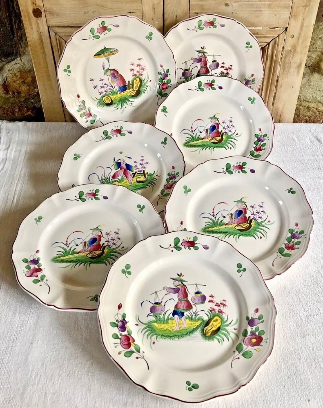 Hollow round dish décor with Chinese Saint Clément Lunéville