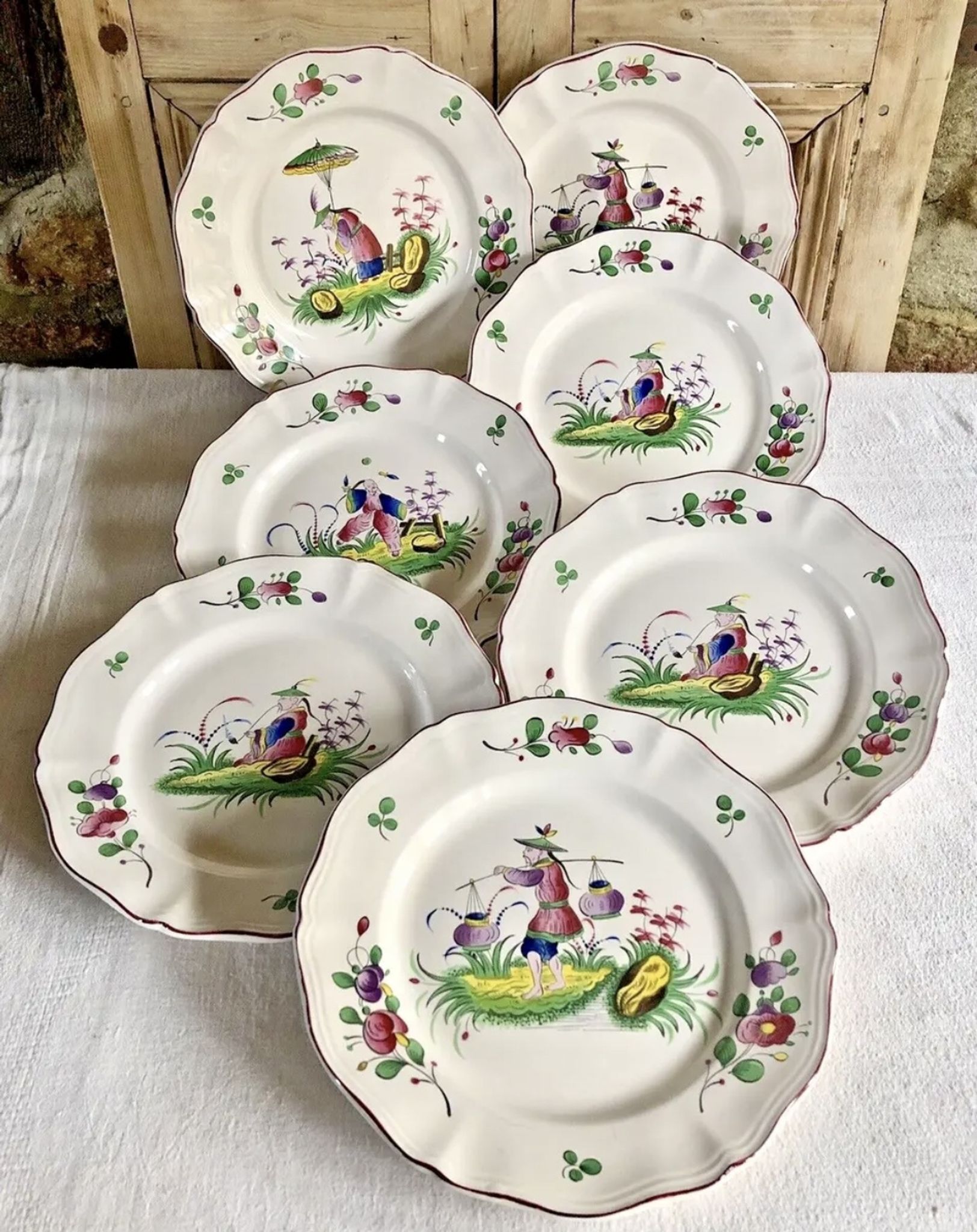 Hollow round dish décor with Chinese Saint Clément Lunéville