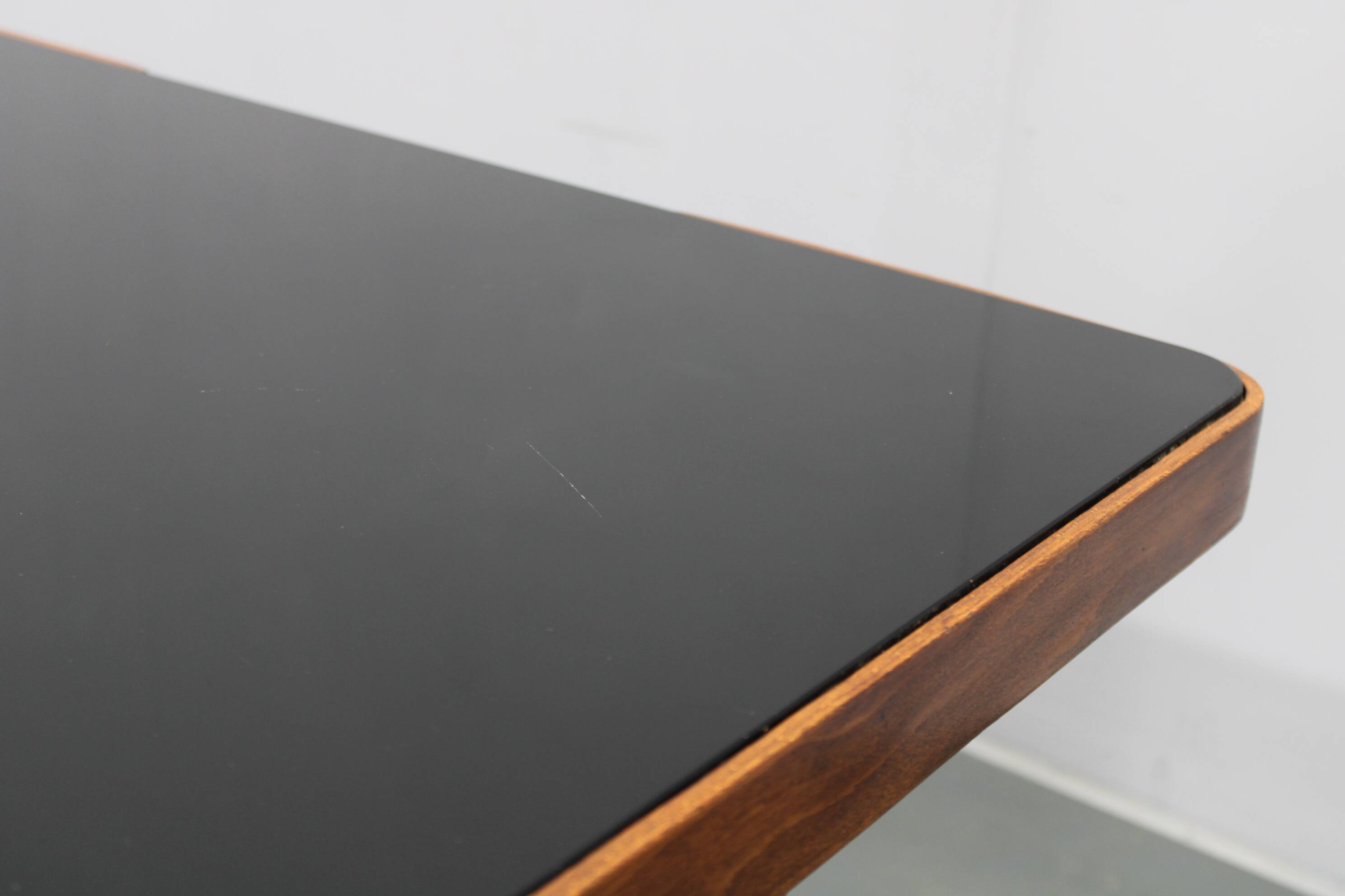 Table basse en hêtre et en verre opaque, années 1960, Tchécoslovaquie
