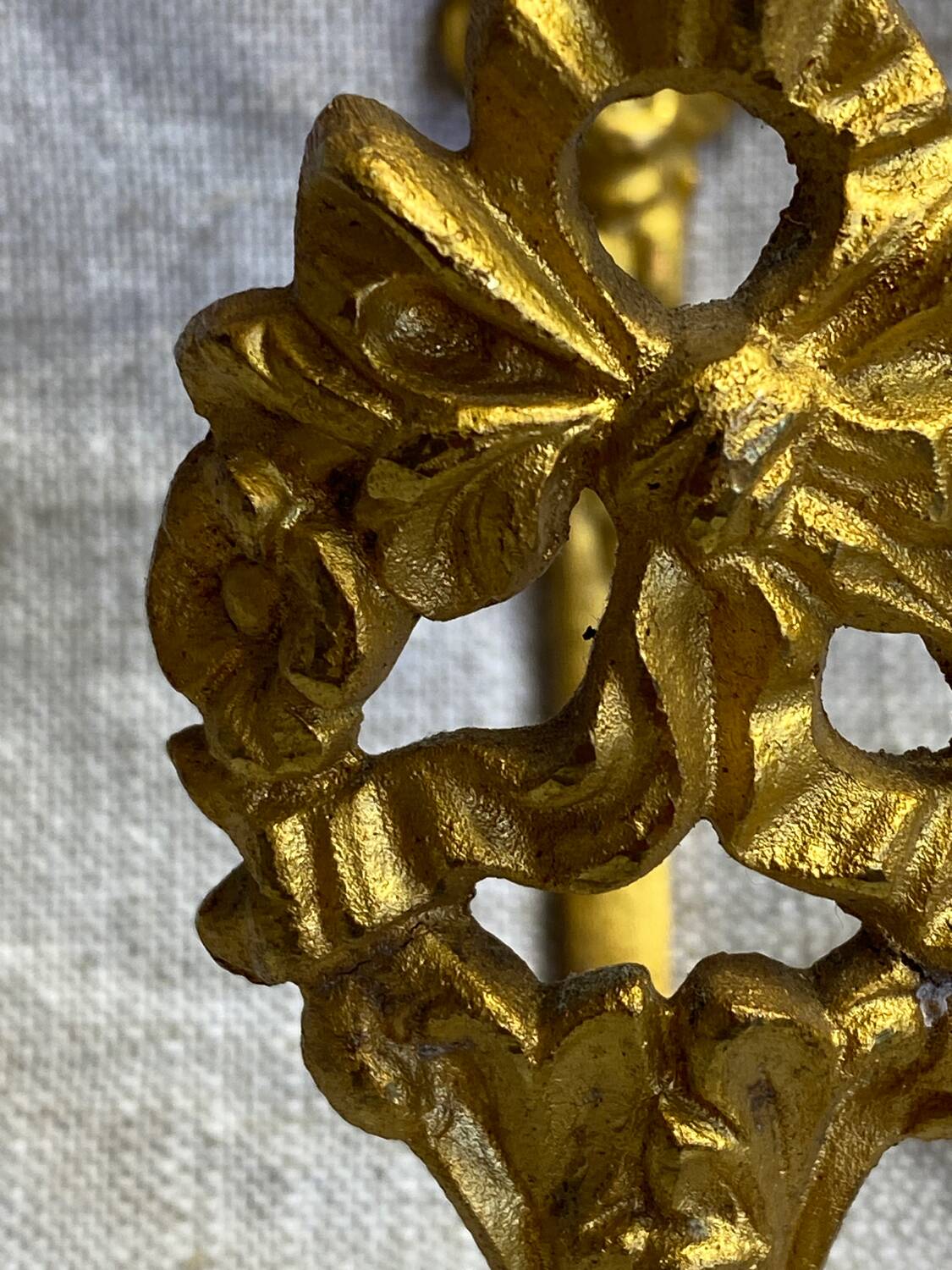 Patère en bronze doré