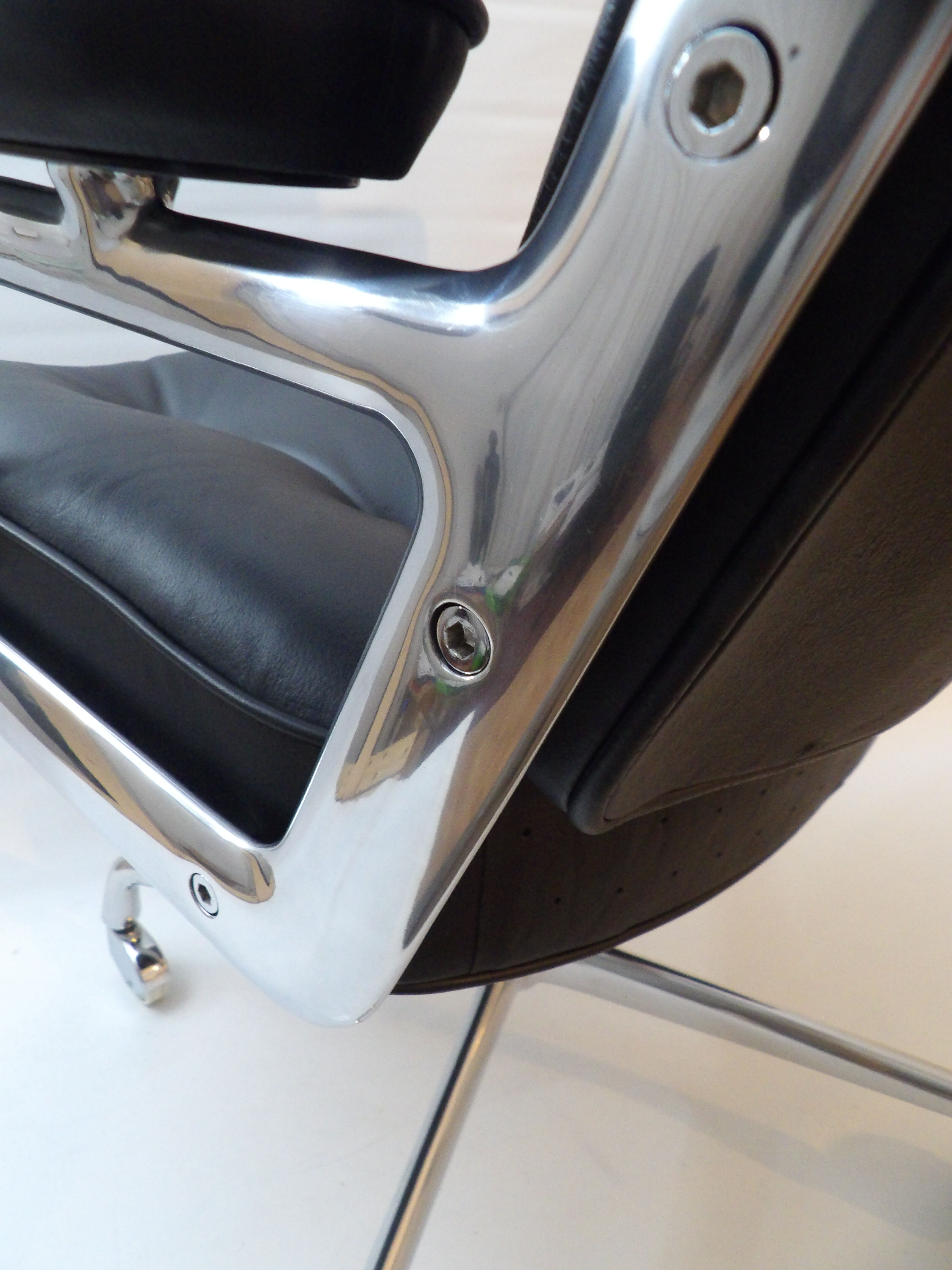 Charles Eames "Time Life" office chair edited by Herman Miller