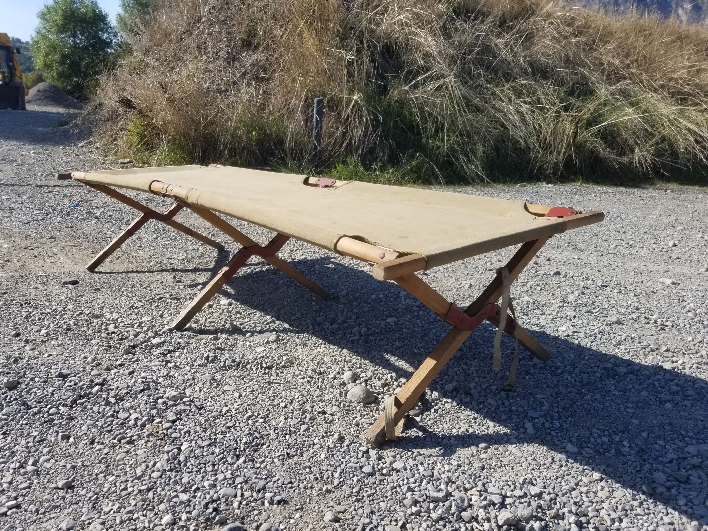 Ancien lit de camp militaire en bois et toile