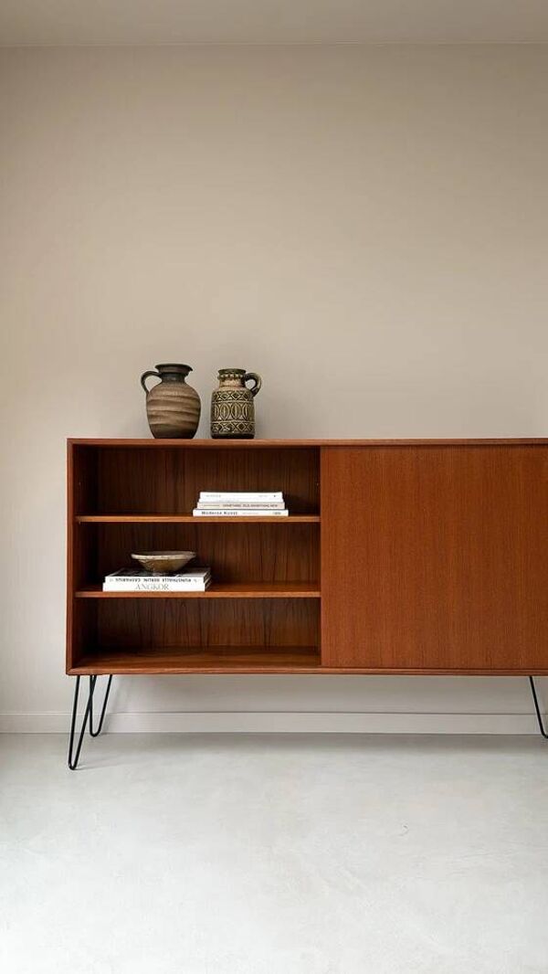 Buffet en bois vintage avec porte coulissante