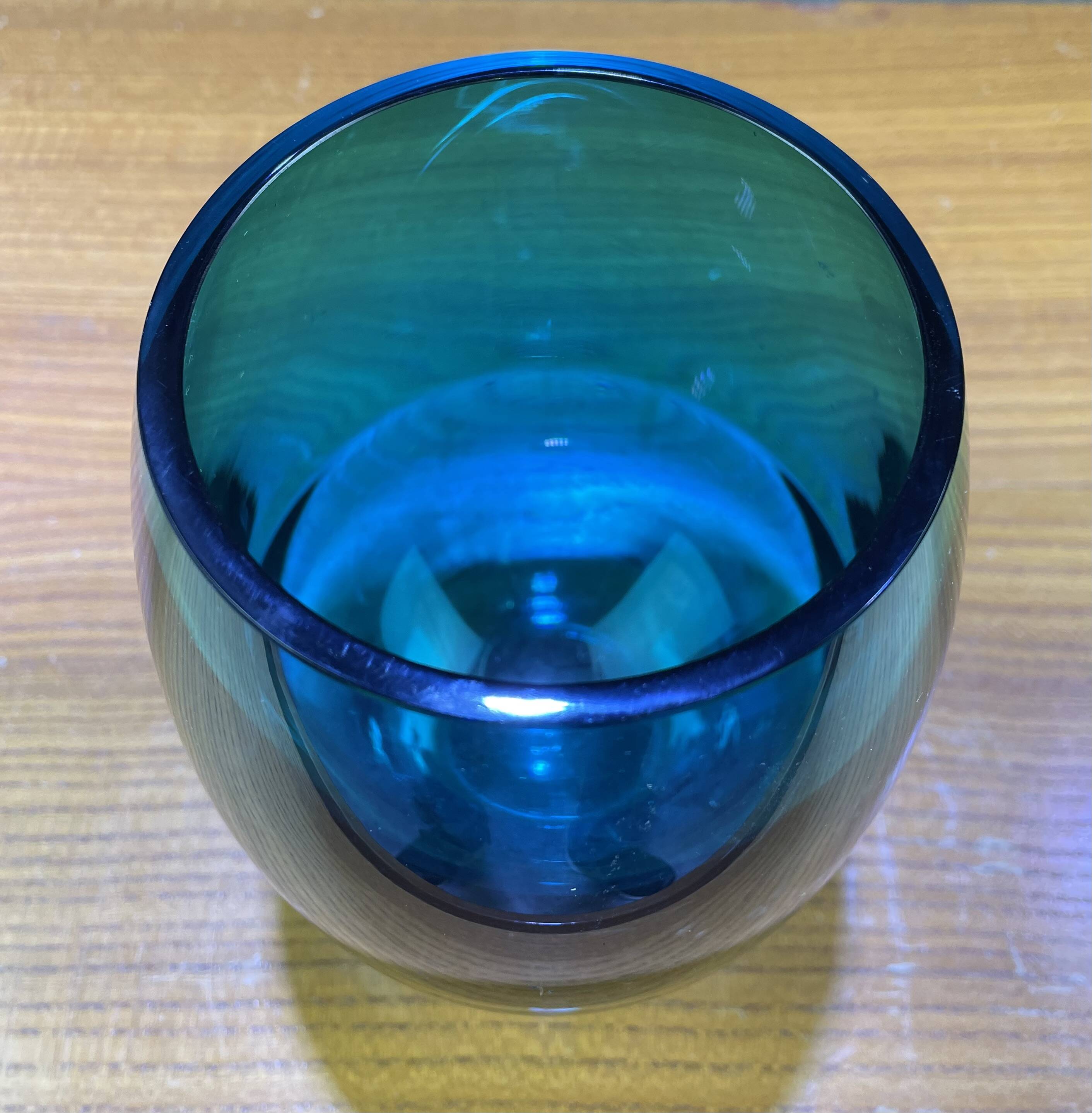 Plat en verre couleur bleu vert de forme ogive