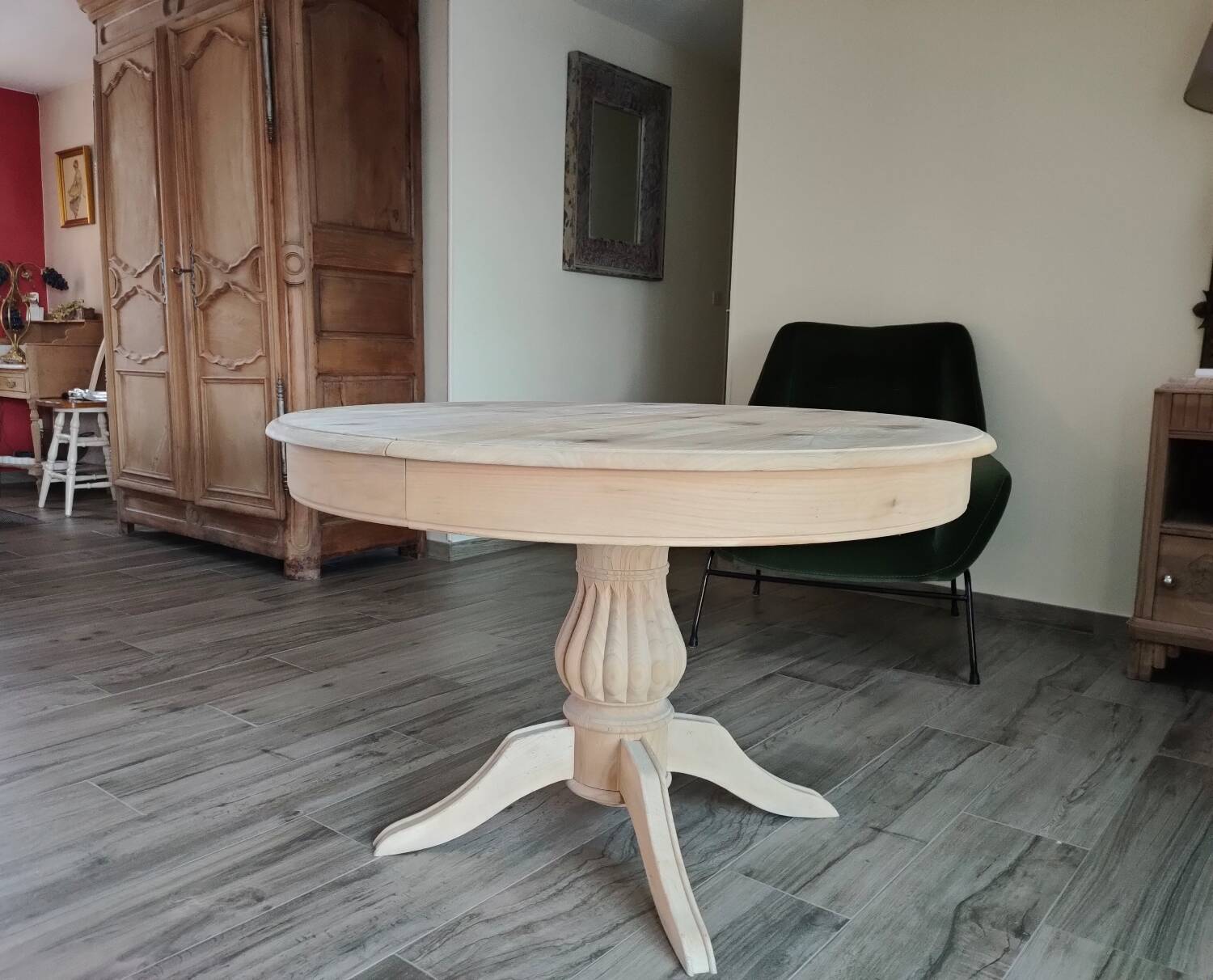 Round table with central leg
