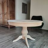Round table with central leg