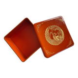 Boite carrée en laque rouge au décor exceptionnel de phénix et rehaussé d'or - 19e siècle, Japon