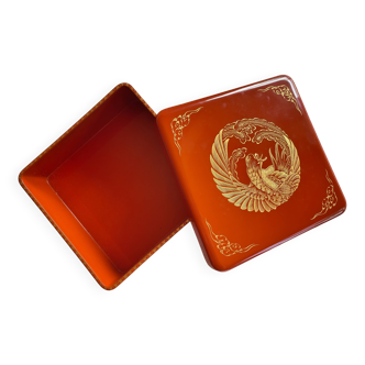 Square red lacquer box with exceptional phoenix decoration and enhanced with gold - 19th century, Japan