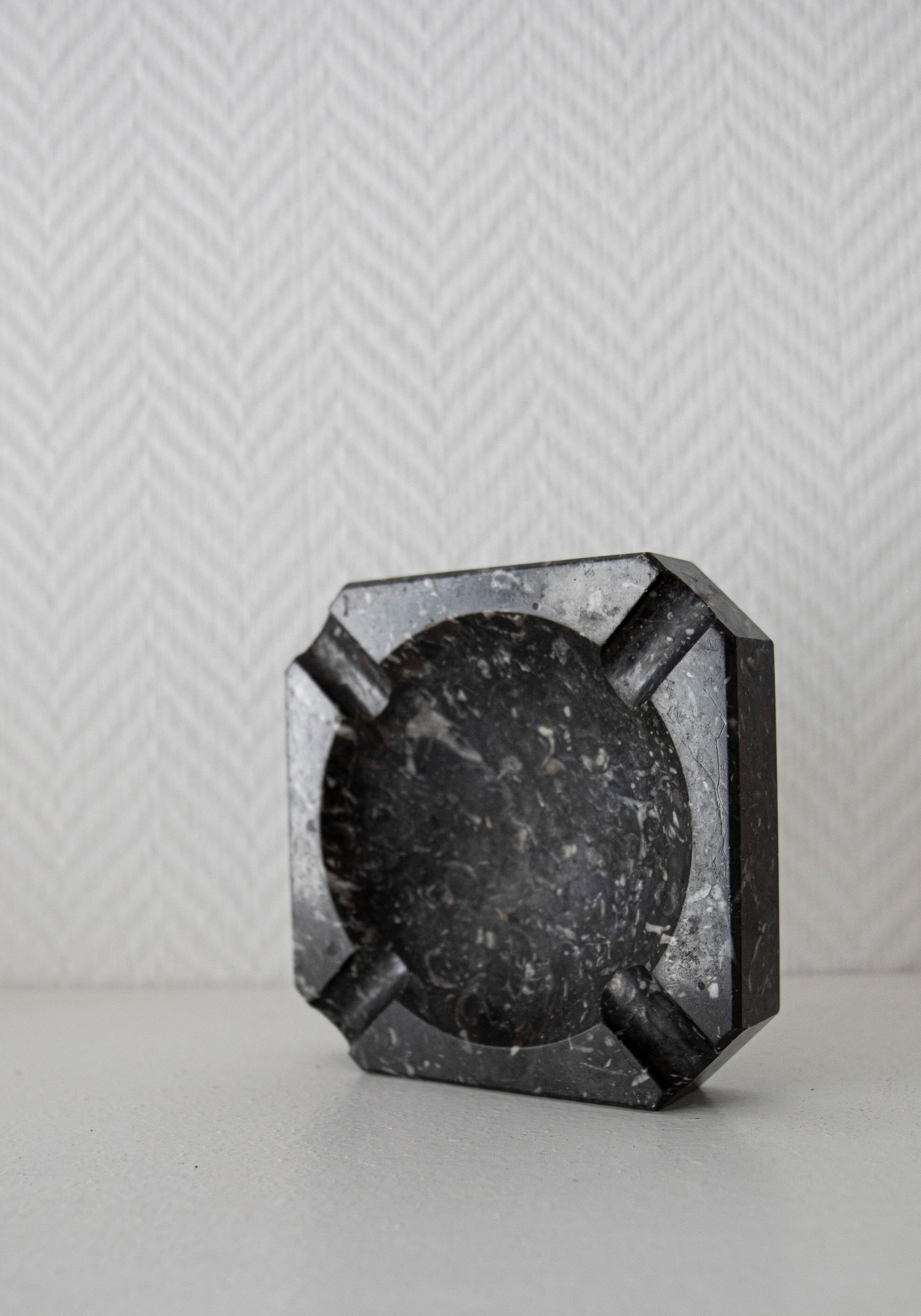 Ashtray/Black marble pocket drain