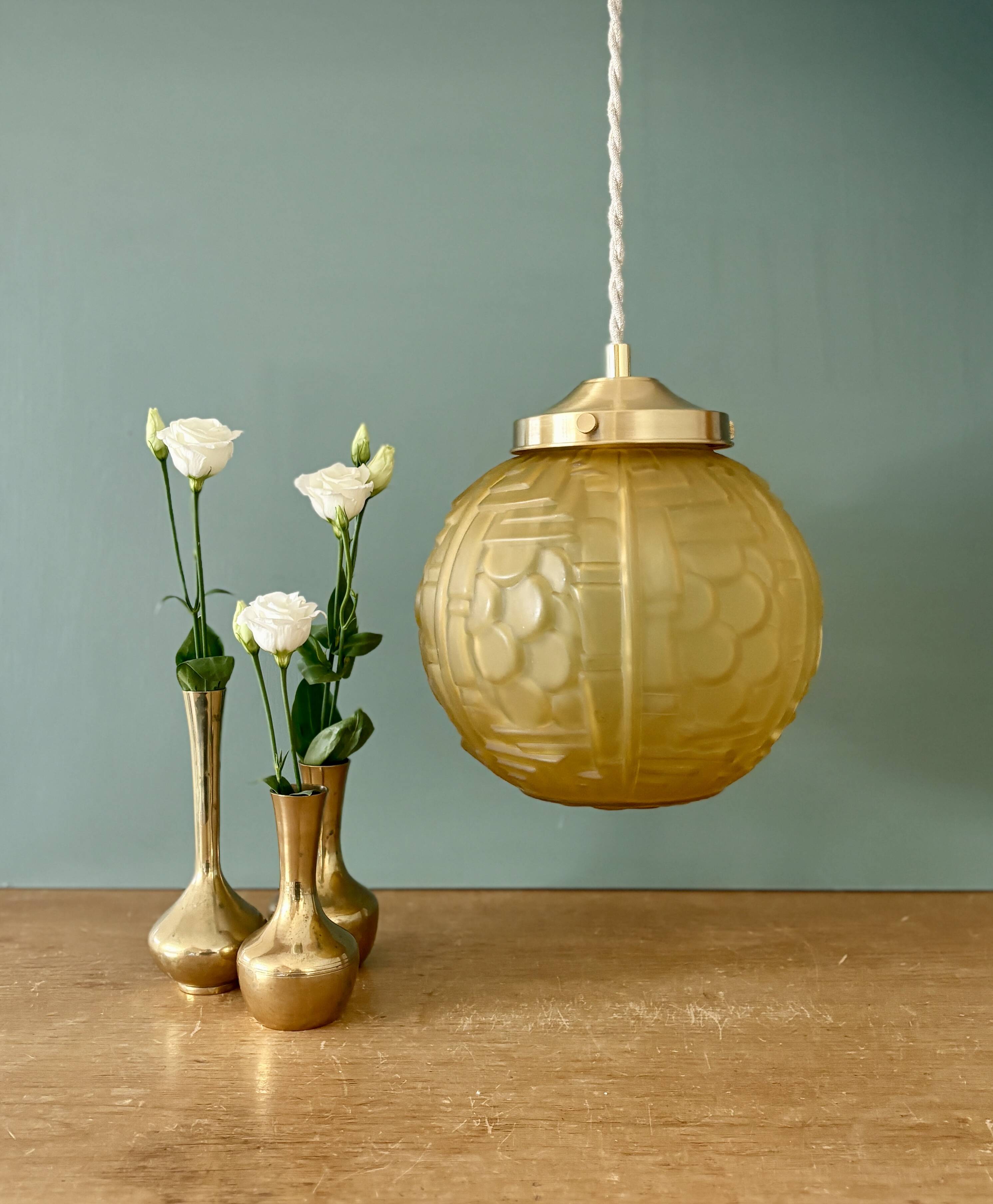 Suspension globe vintage art déco en verre dépoli jaune