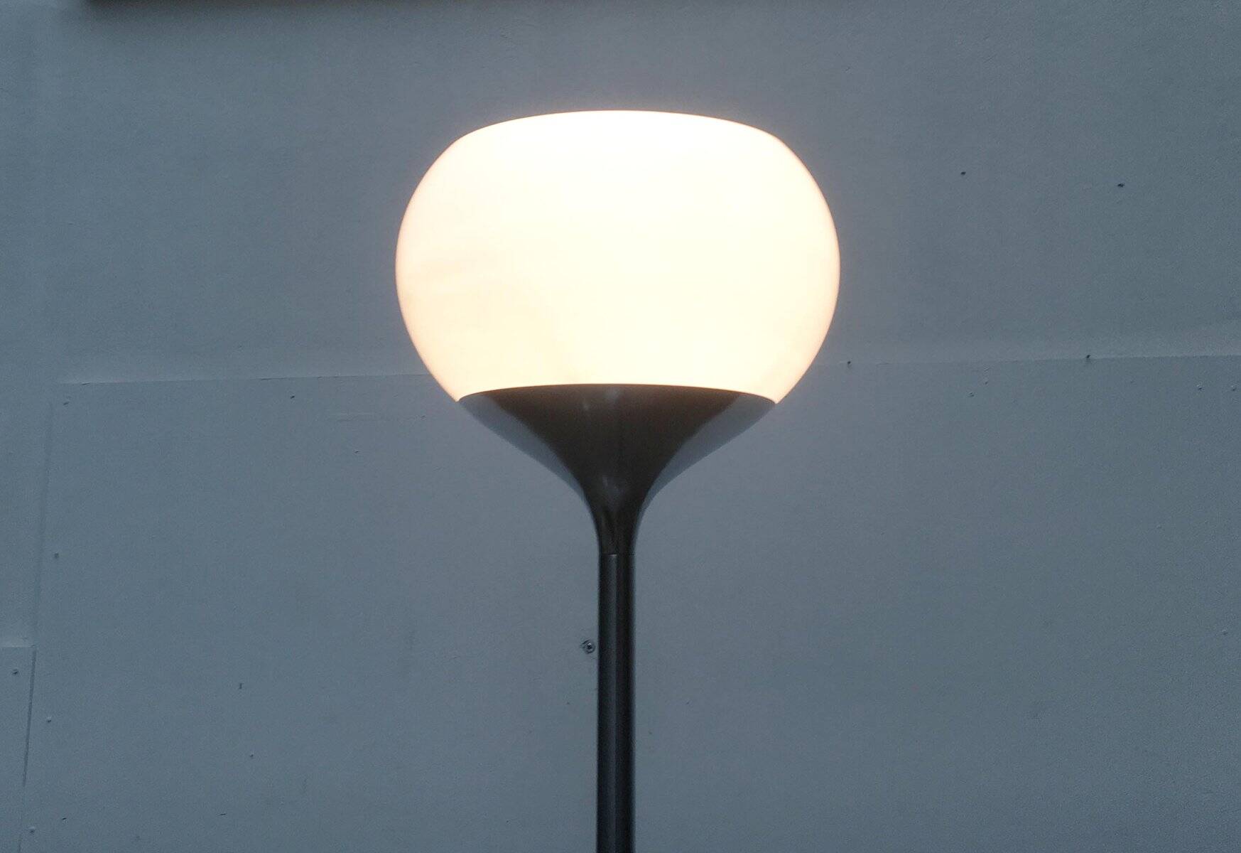 Flash floor lamp from the Italian mid-century space age by Guzzini.