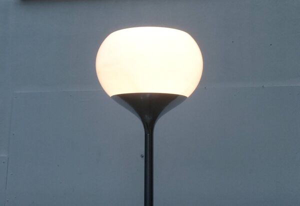 Lampe sur pied Flash de l'âge spatial italien du milieu du siècle de Guzzini
